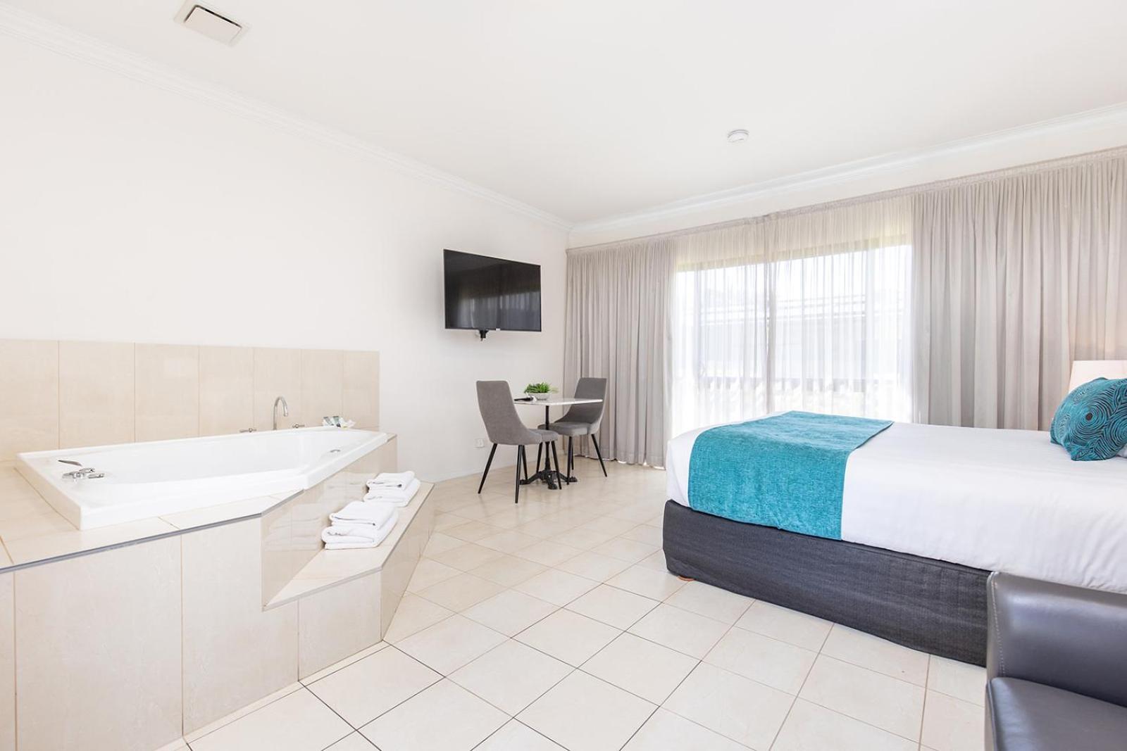 Luxury Suite with Spa Bath - Photo 8