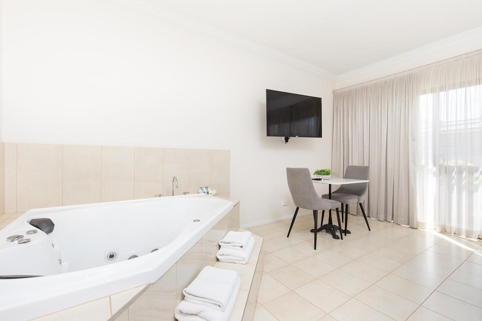 Luxury Suite with Spa Bath - Photo 6