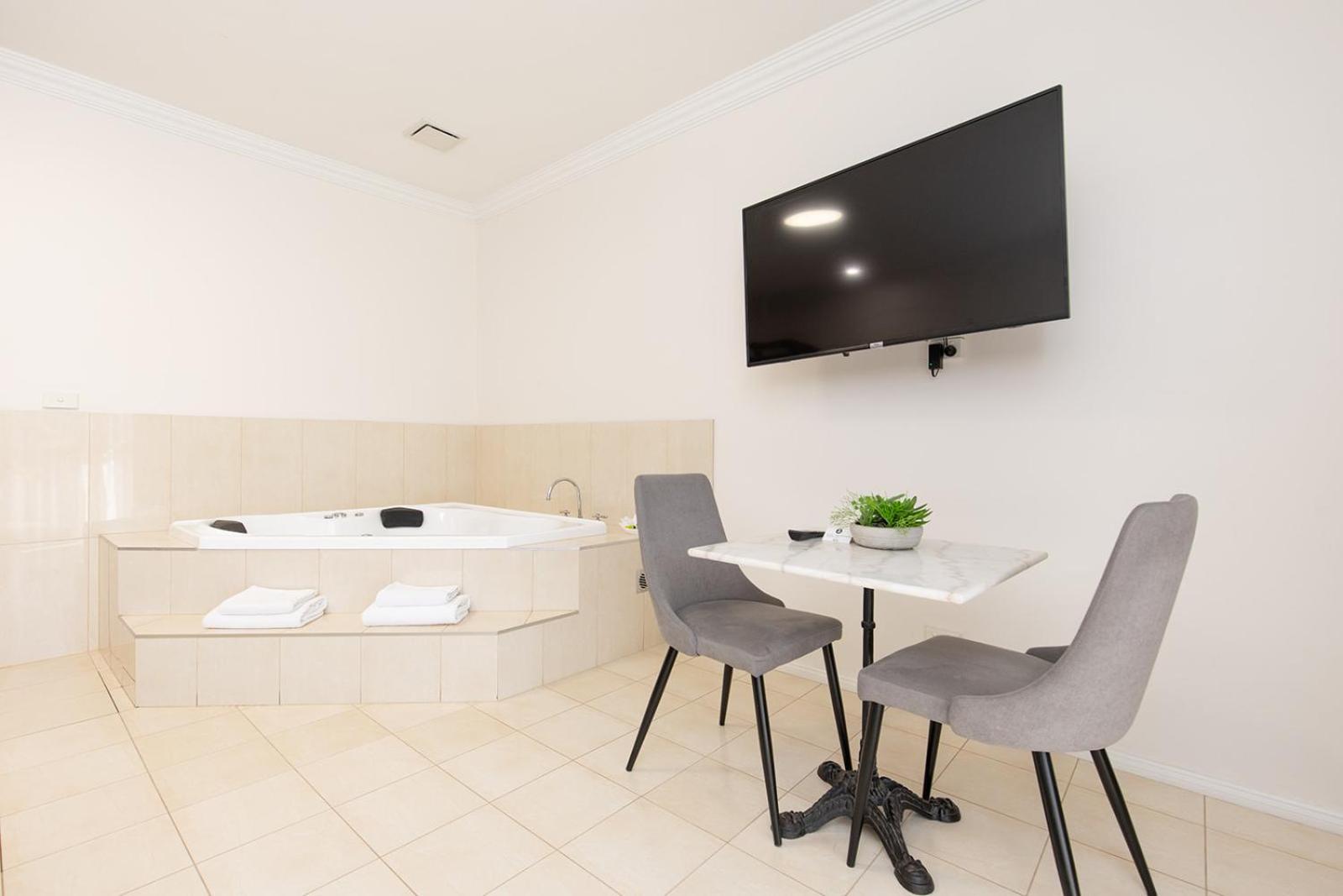 Luxury Suite with Spa Bath - Photo 5