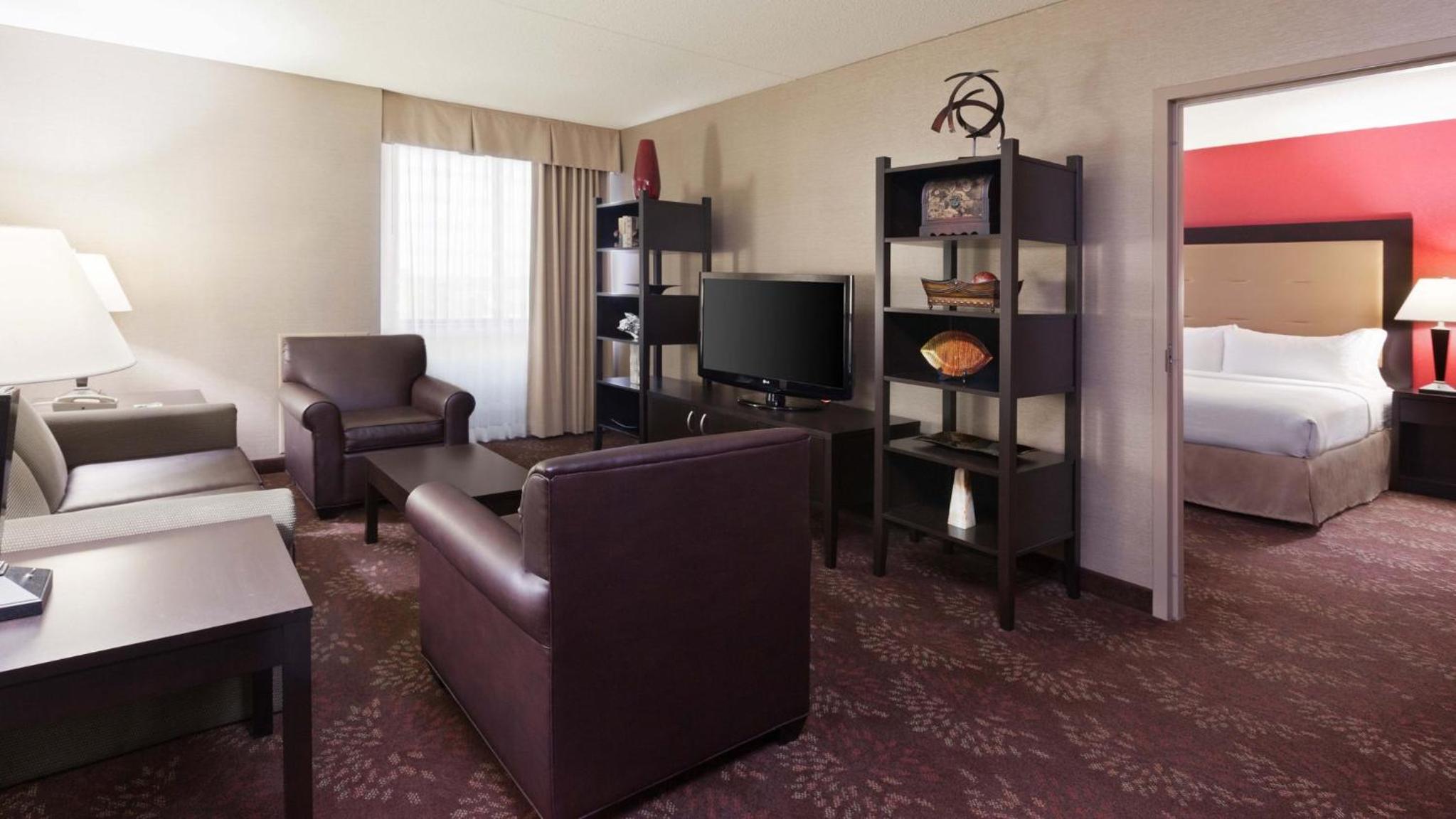 One-Bedroom King Suite - Photo 5