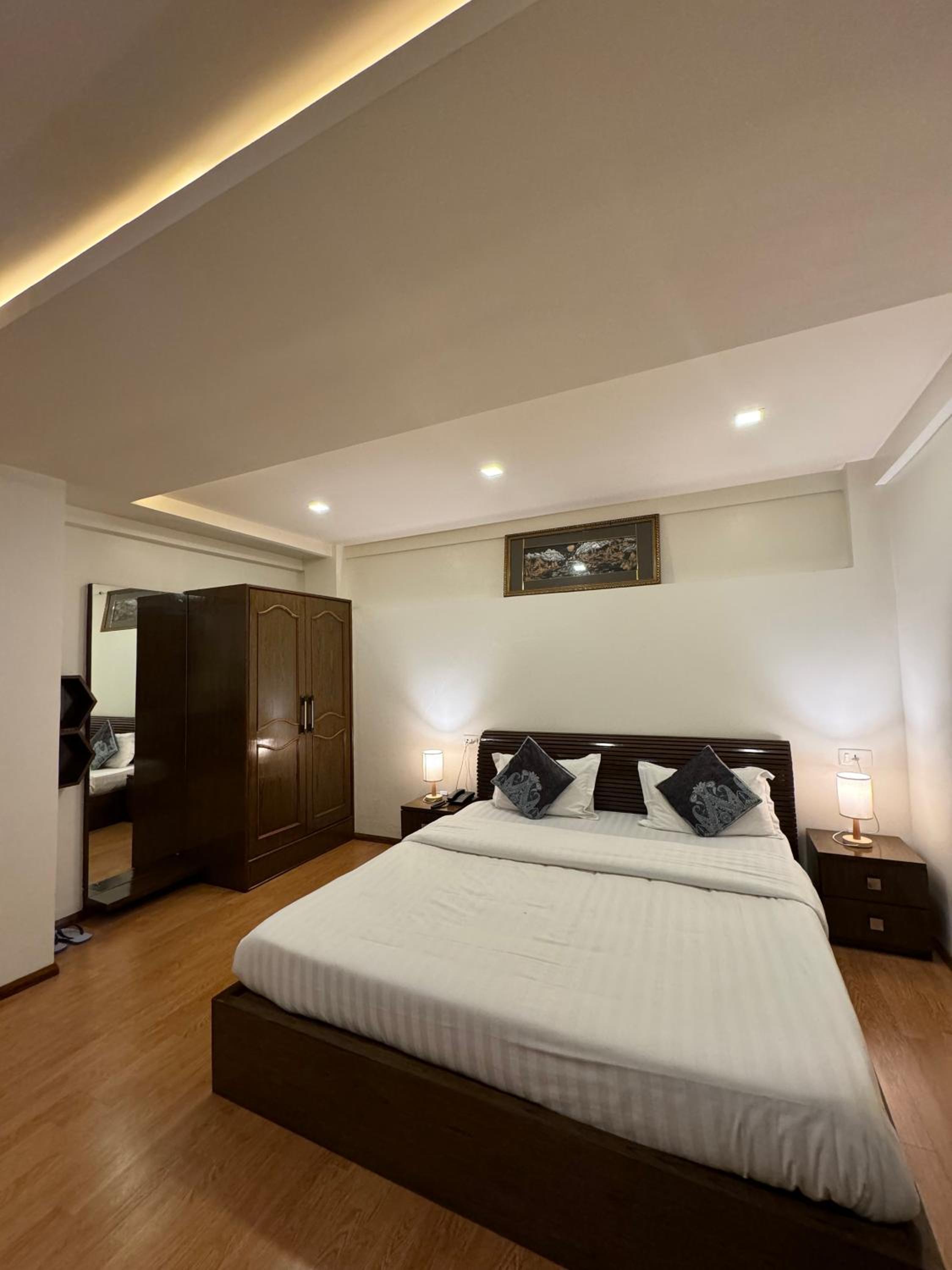 Deluxe King Room - Photo 8