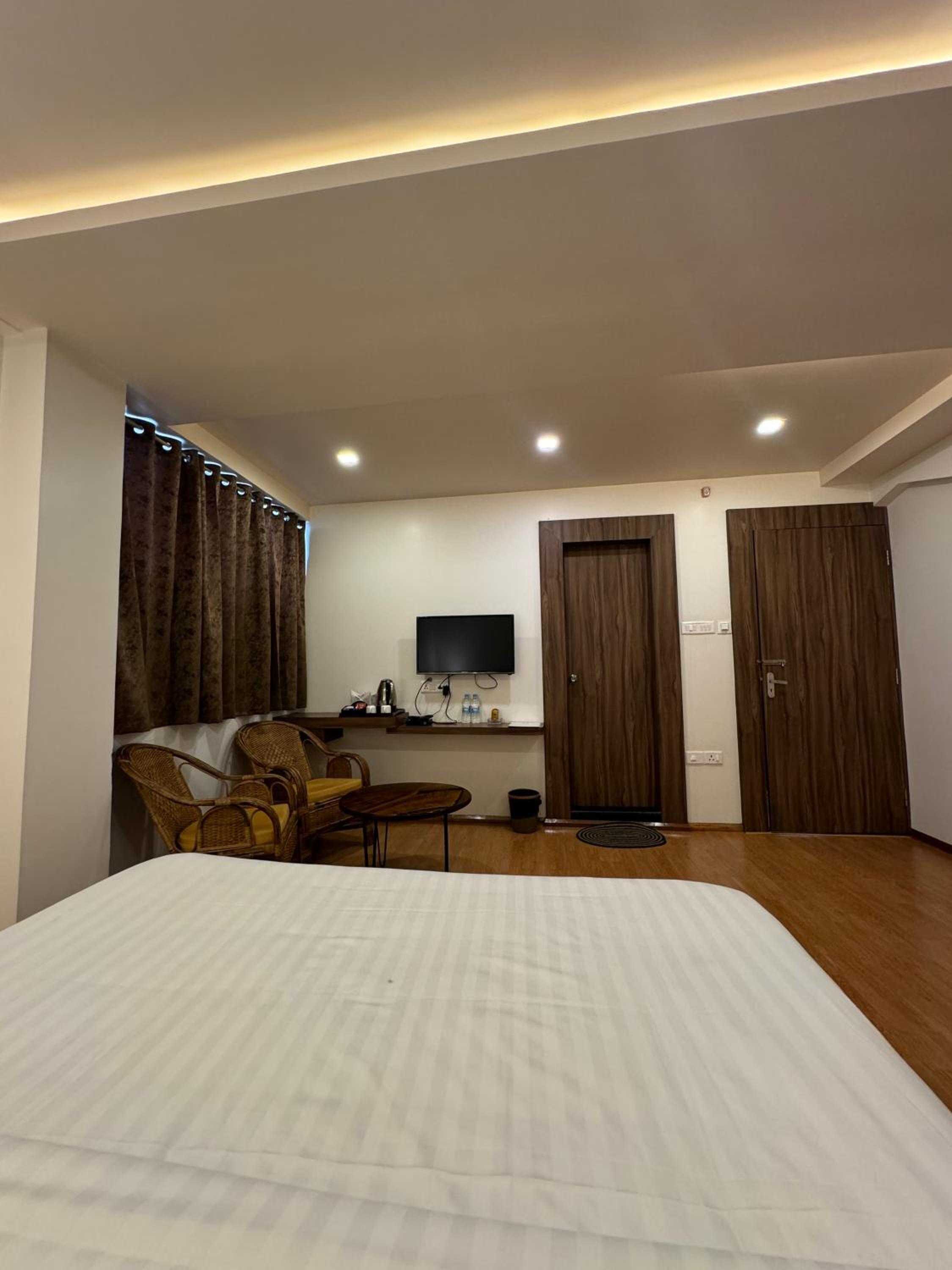 Deluxe King Room - Photo 4
