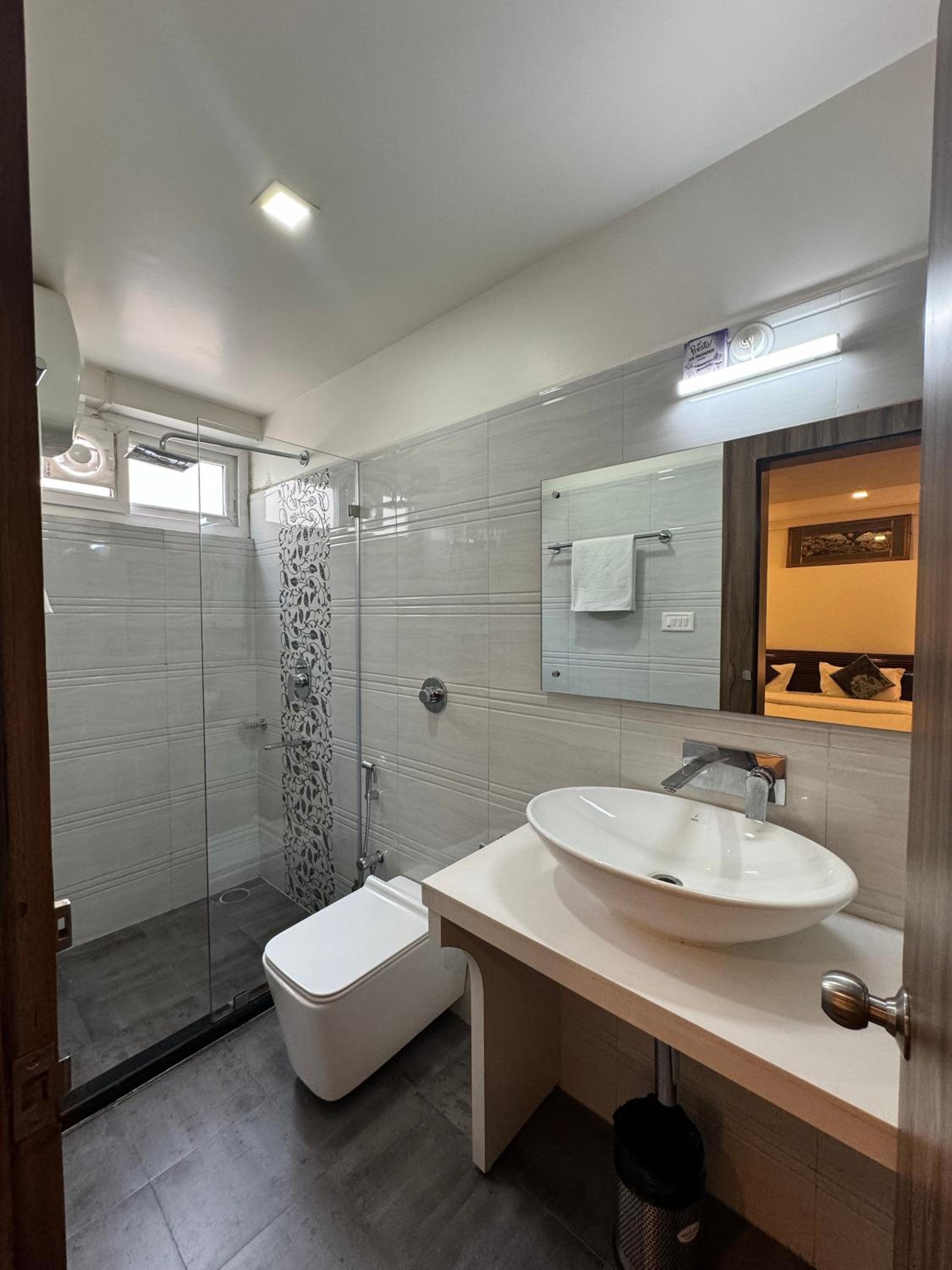 Deluxe King Room - Photo 7
