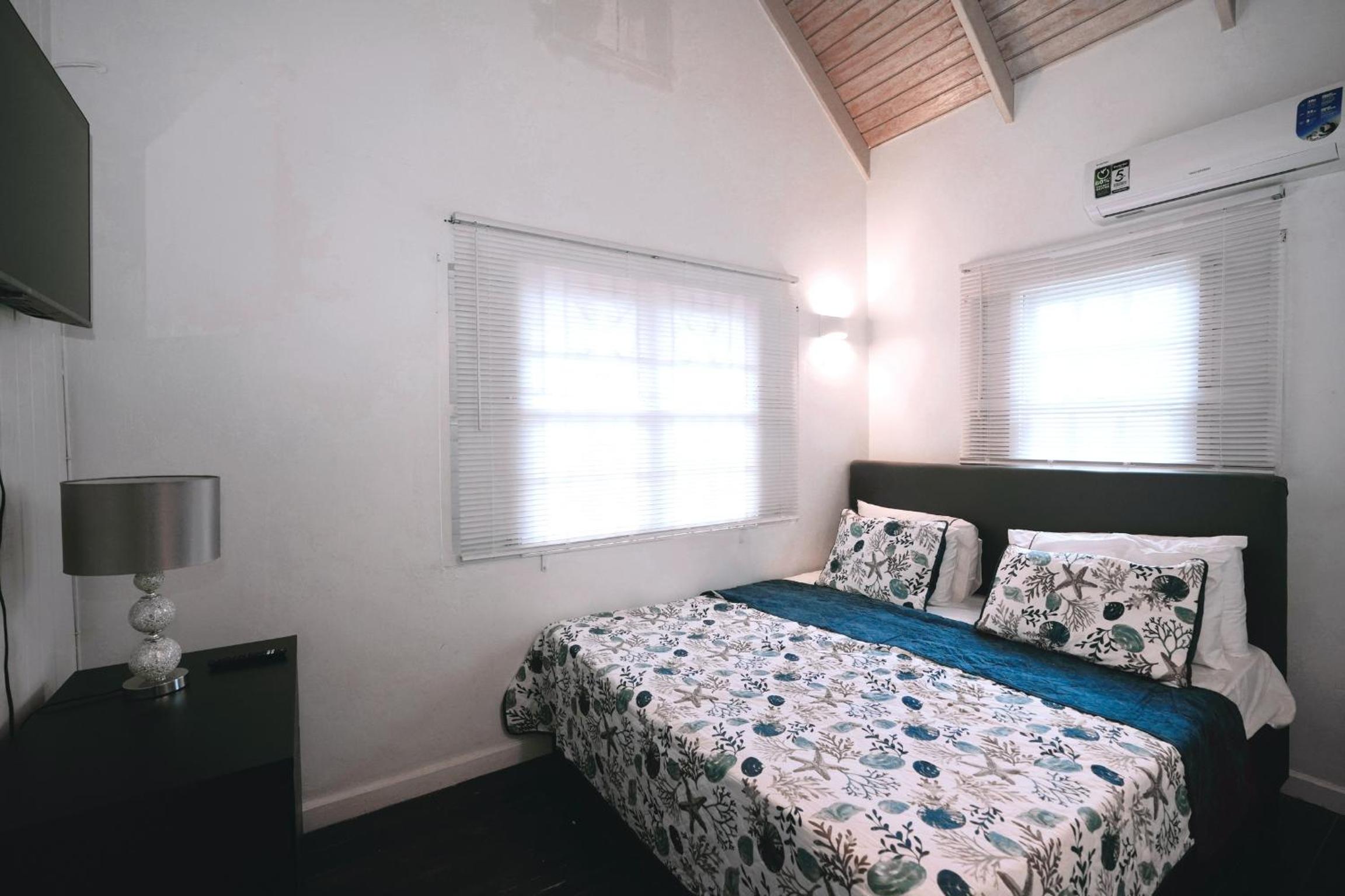 Three-Bedroom House photo 3