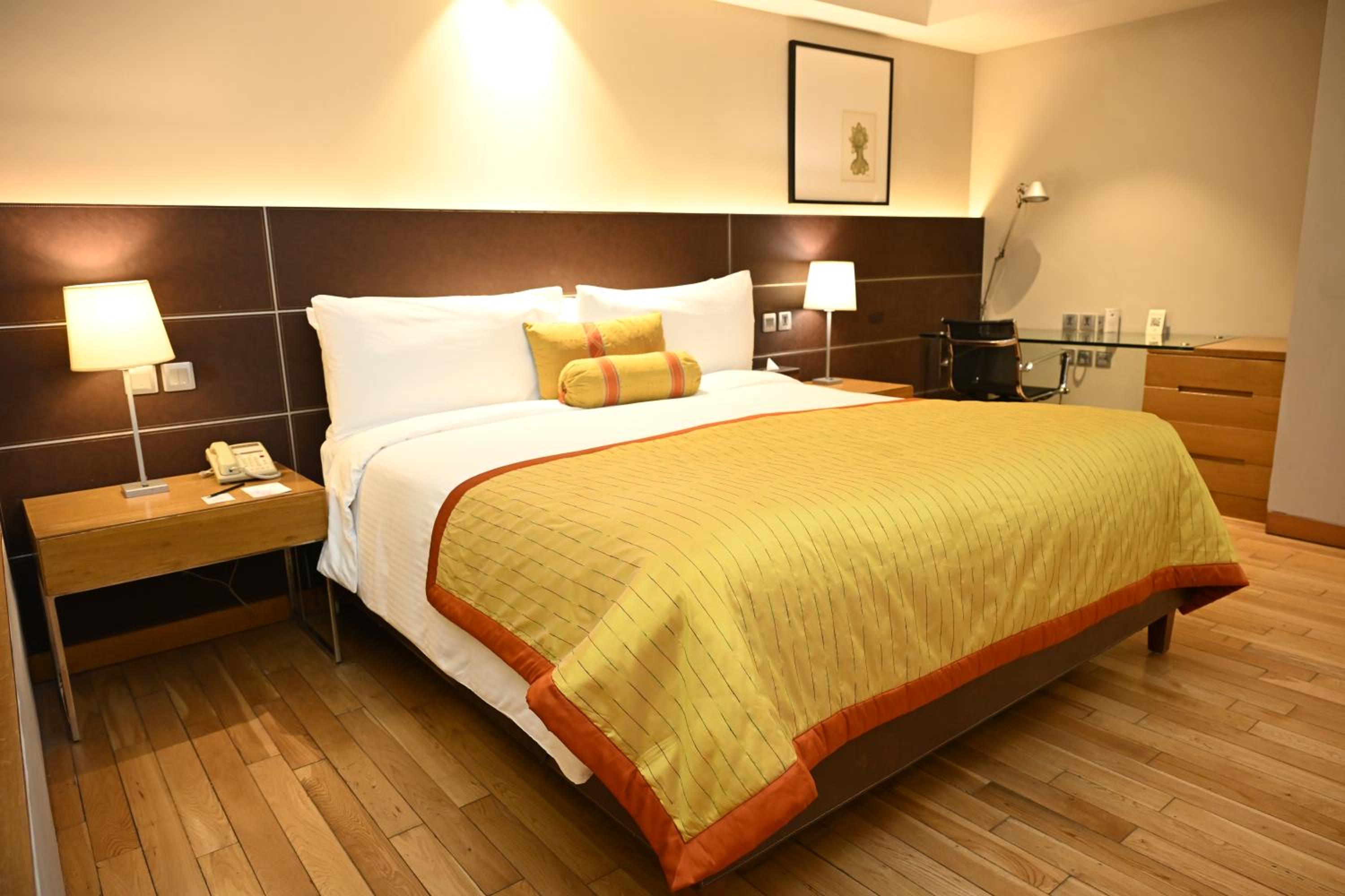 Executive Club King Room - 10% discount on Food & soft beverages, Laundry & Spa