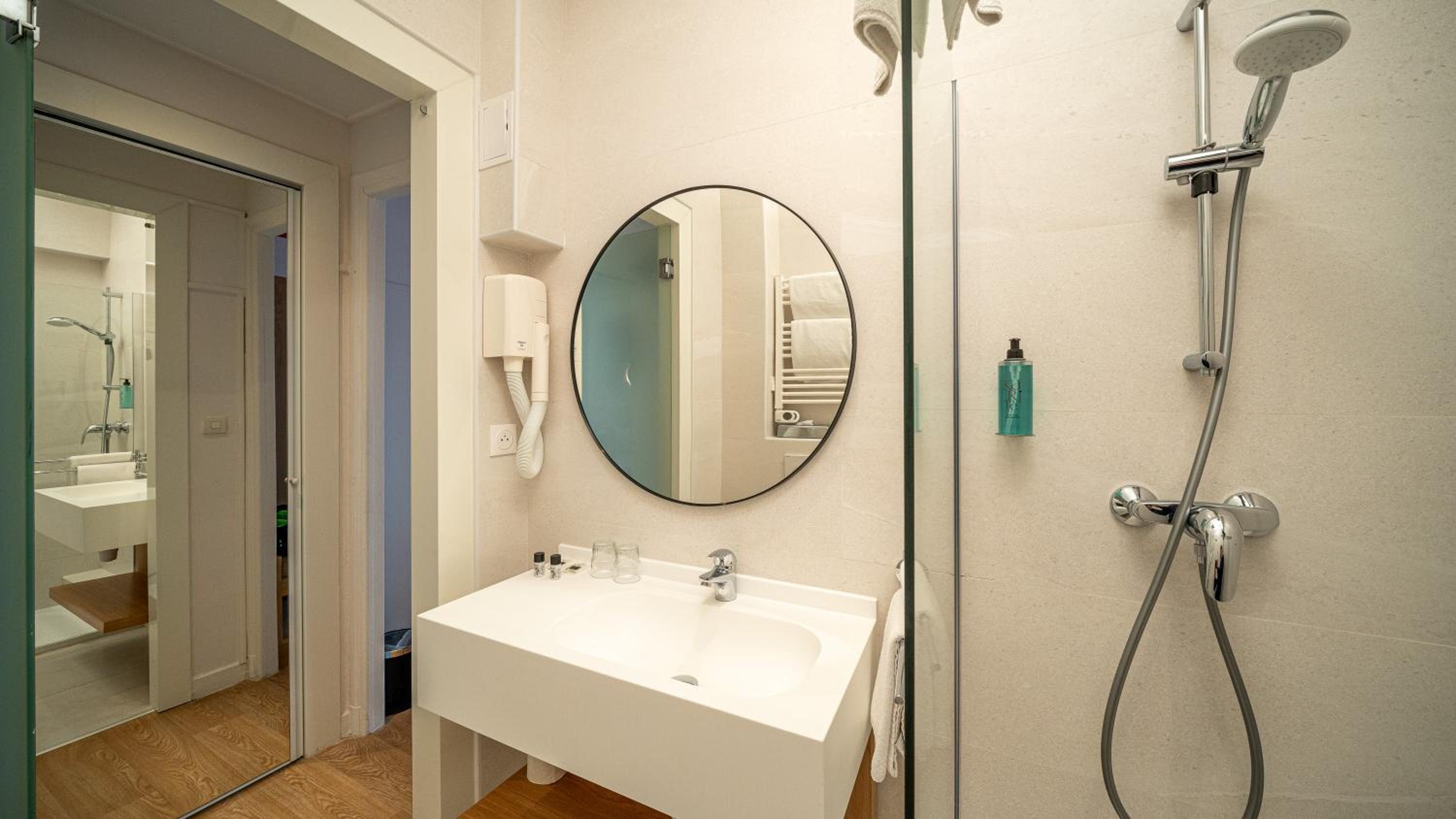 Superior Double or Twin Room, stairs only - Photo 16