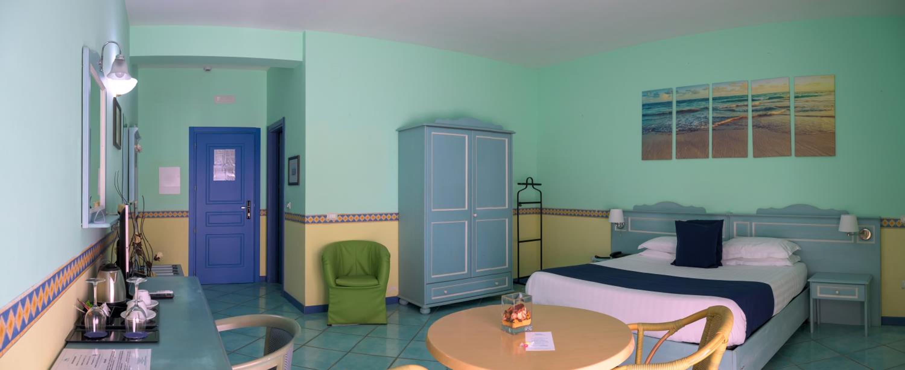 Double or Twin Room with Sea View photo 3