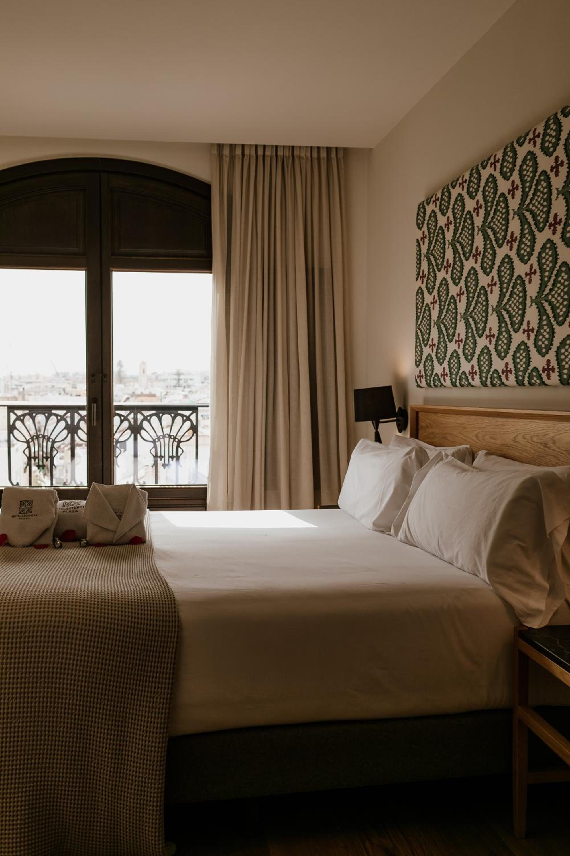 Superior Double or Twin Room with City View - Photo 17