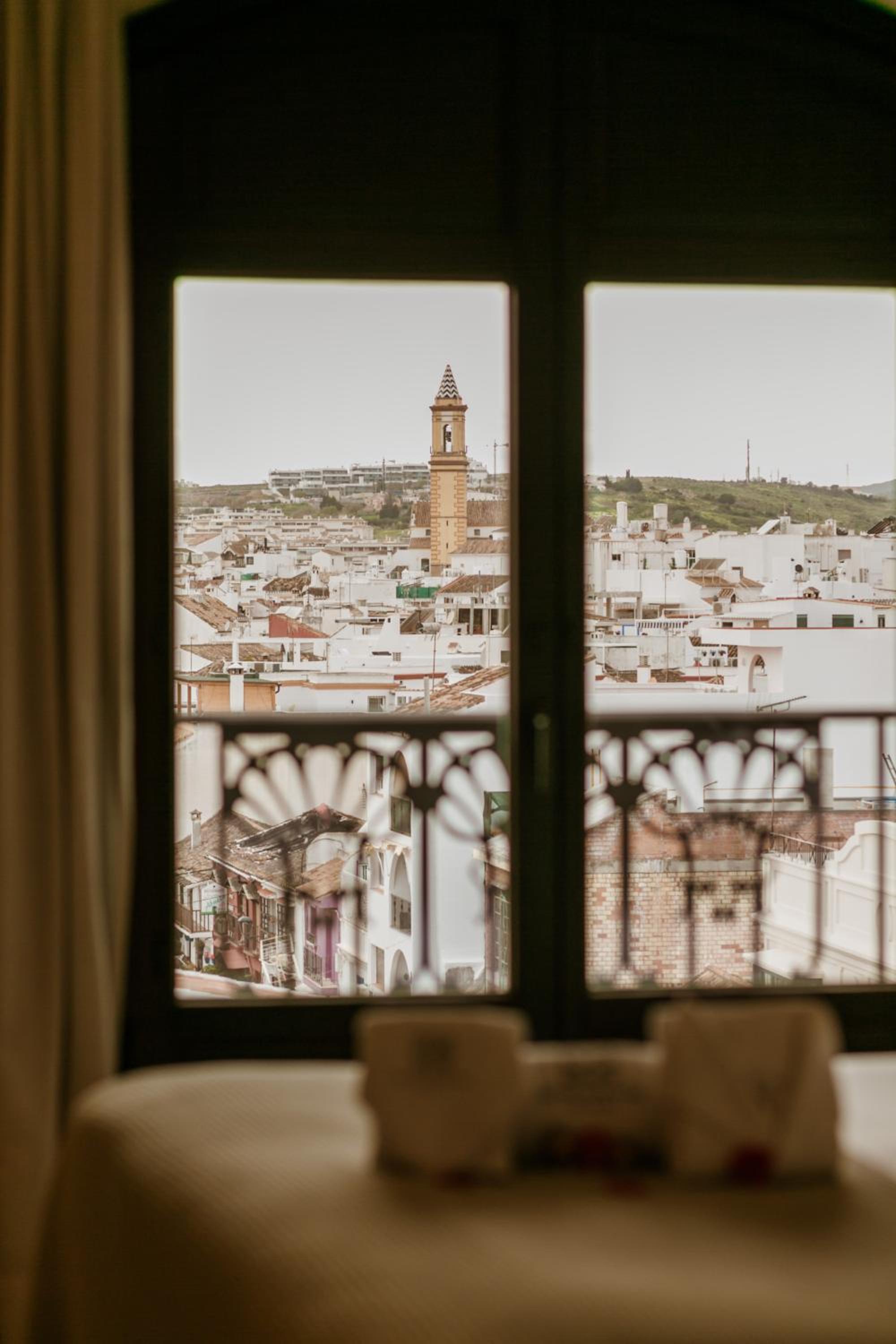 Superior Double or Twin Room with City View - Photo 19