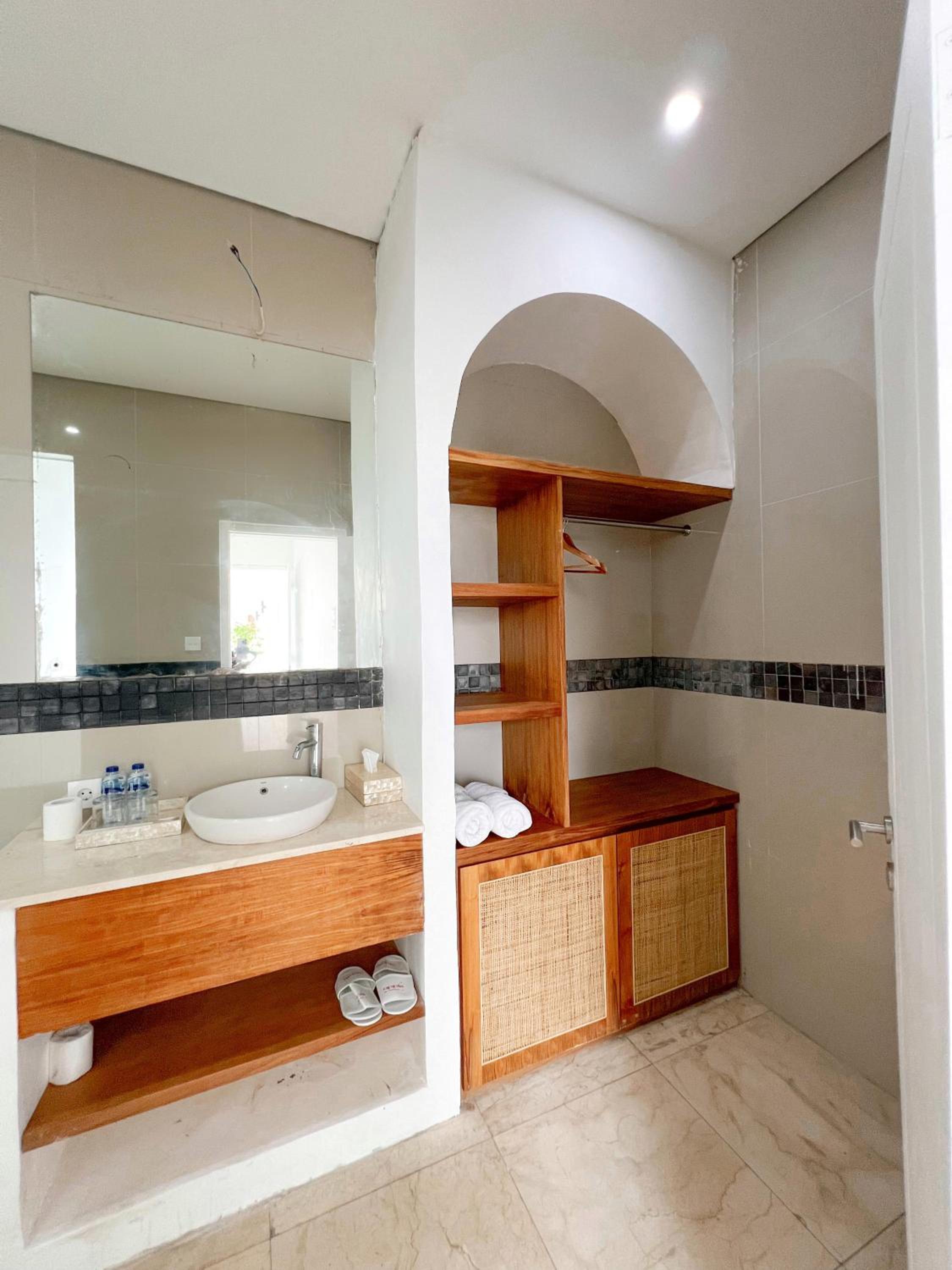 Five-Bedroom Villa with Private Pool - Photo 5