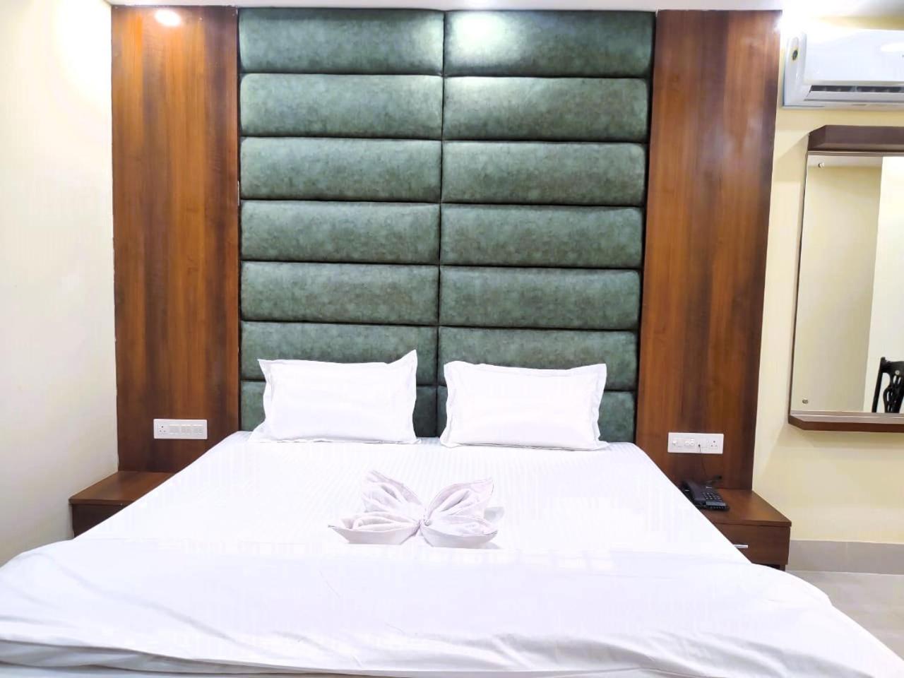Deluxe King Room photo 2