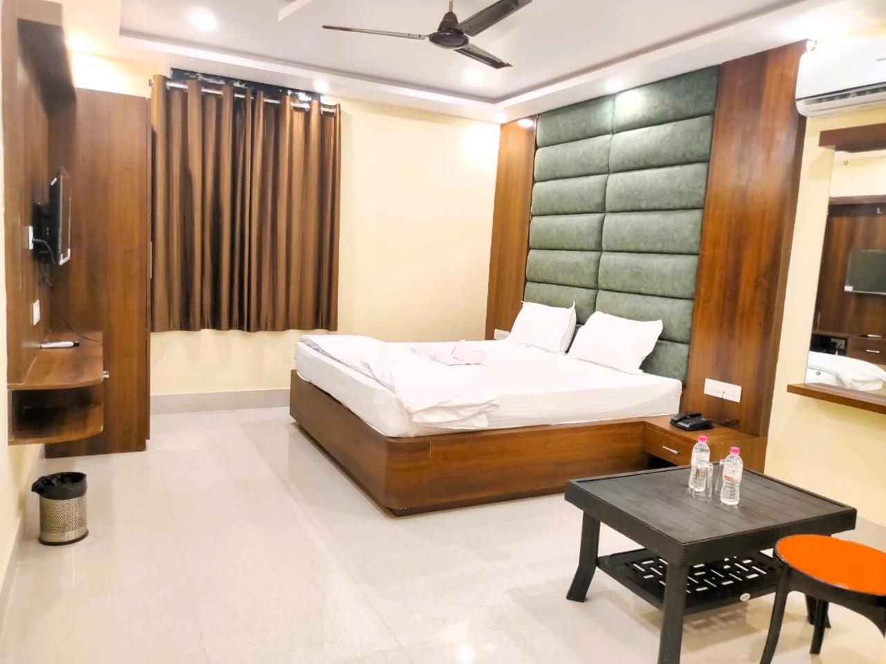 Deluxe King Room photo 1