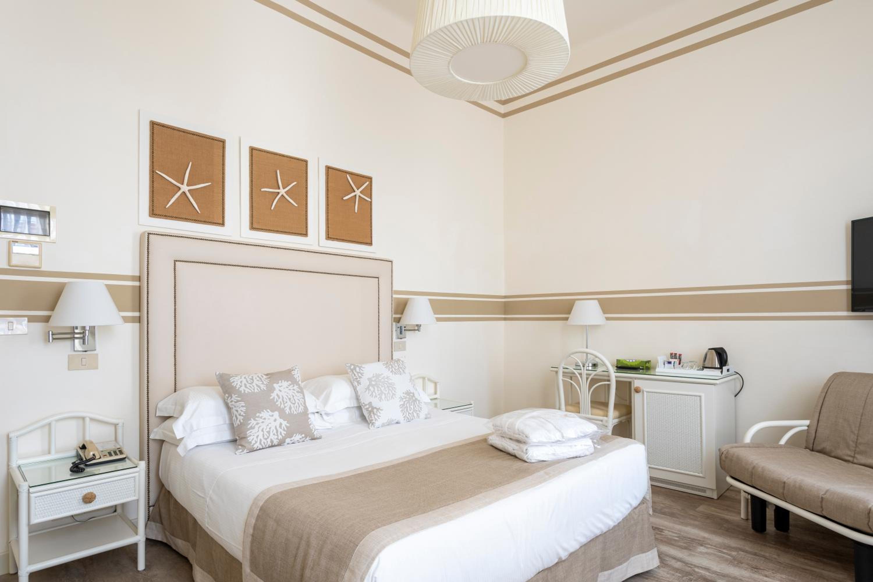 Deluxe Double Room (2 Adults + 1 Child)