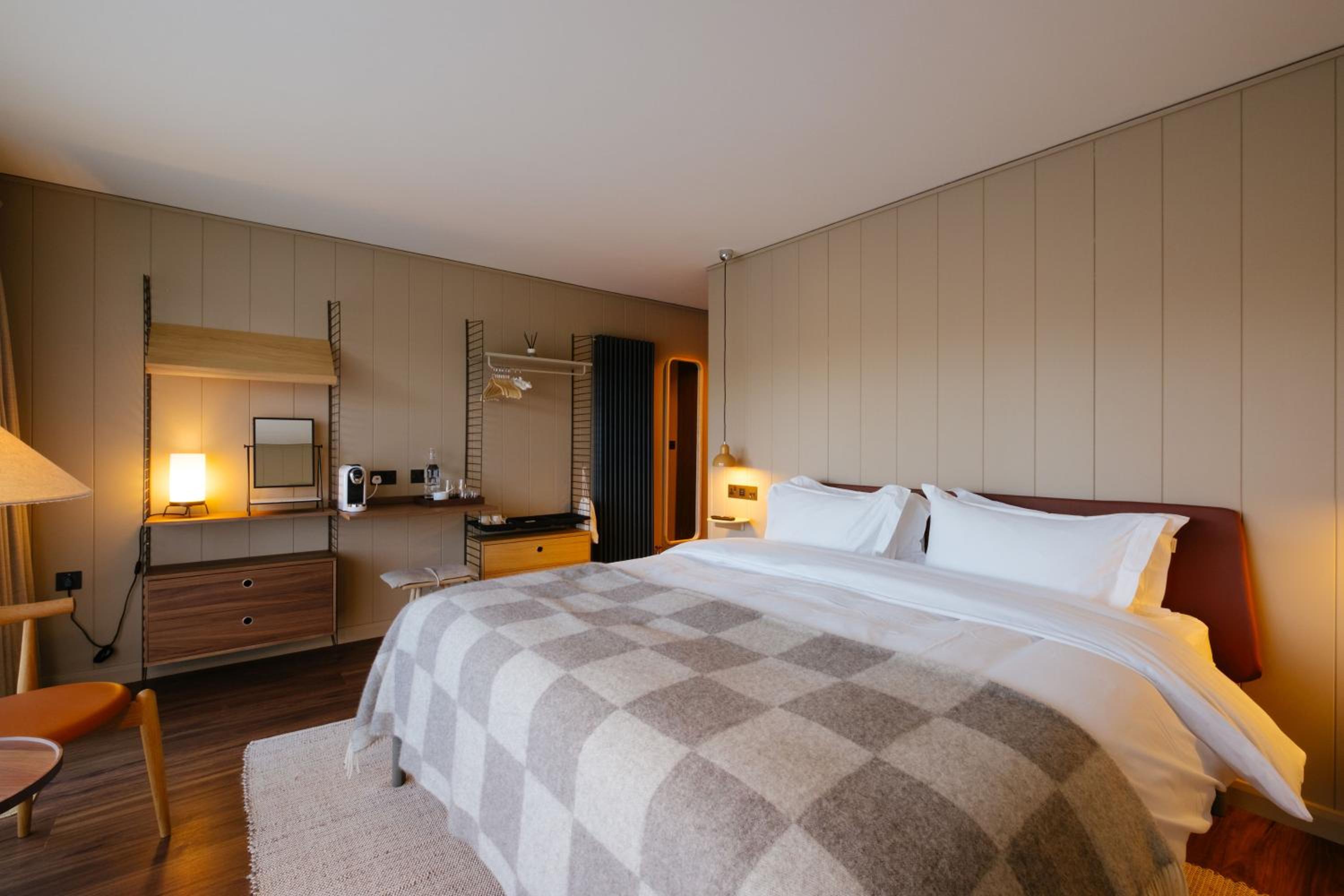 Deluxe Suite with Spa Bath - Photo 6