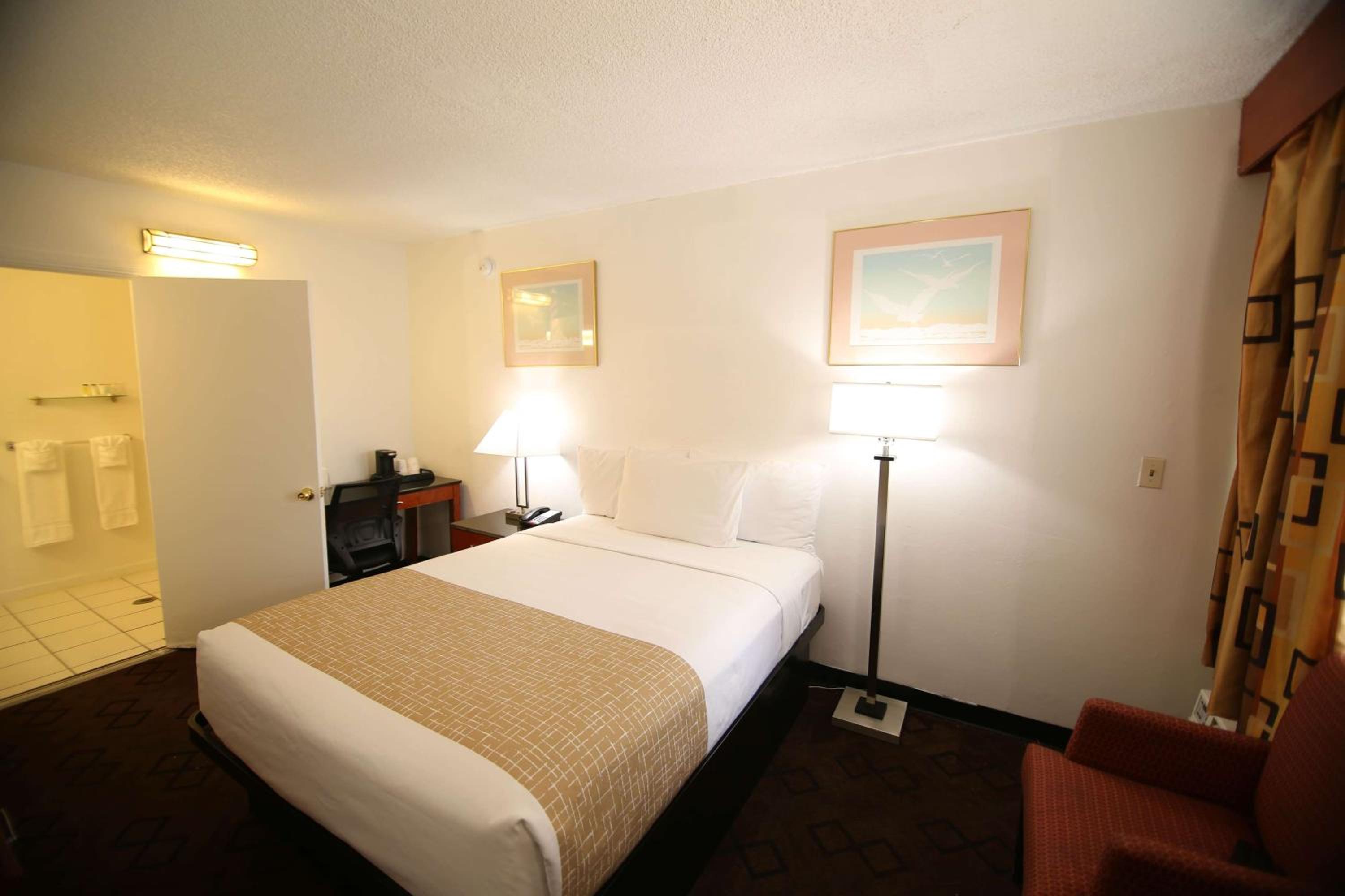 Queen Room with Roll-In Shower - Mobility Accessible/Non-Smoking photo 2