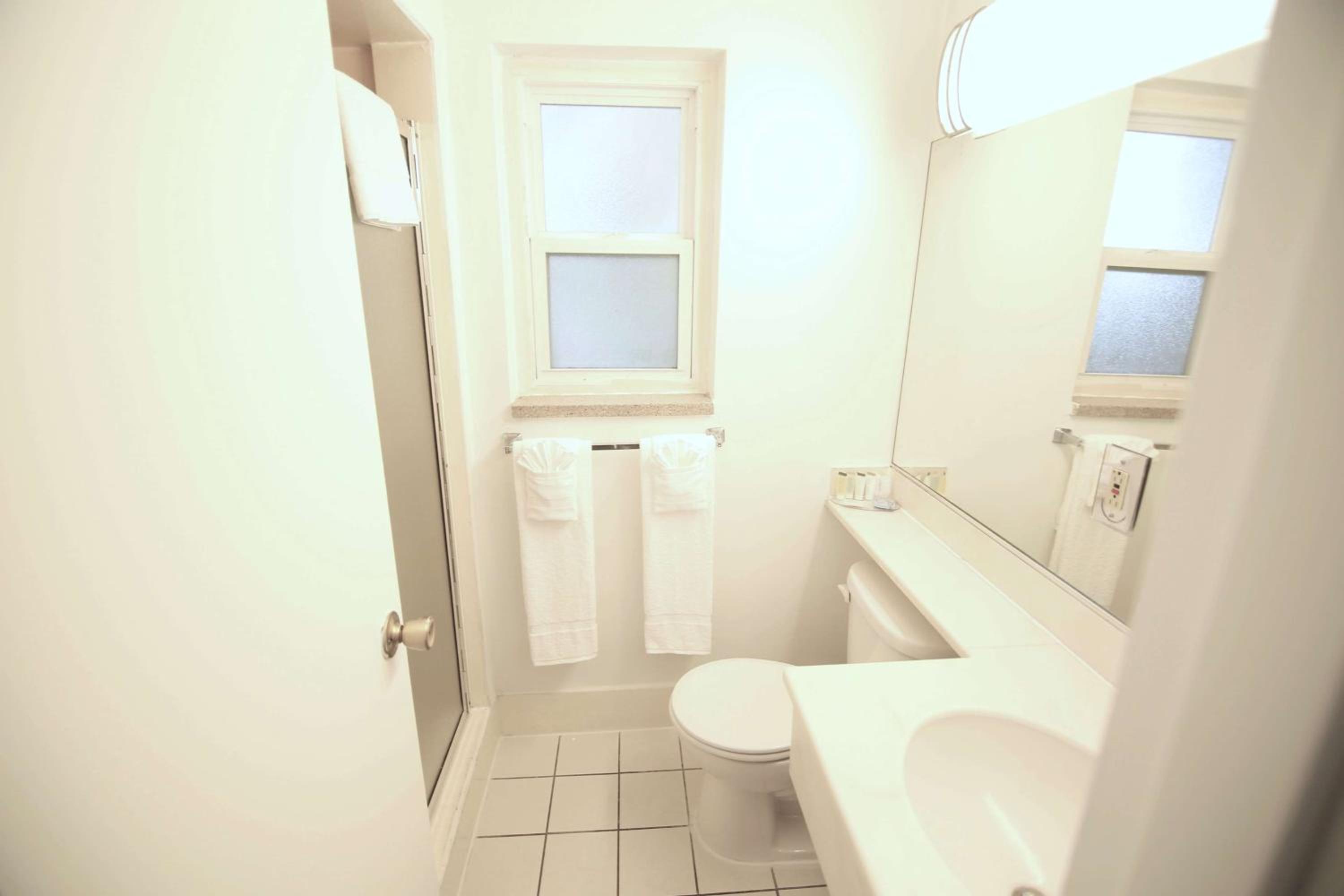 Queen Room - Non-Smoking photo 3