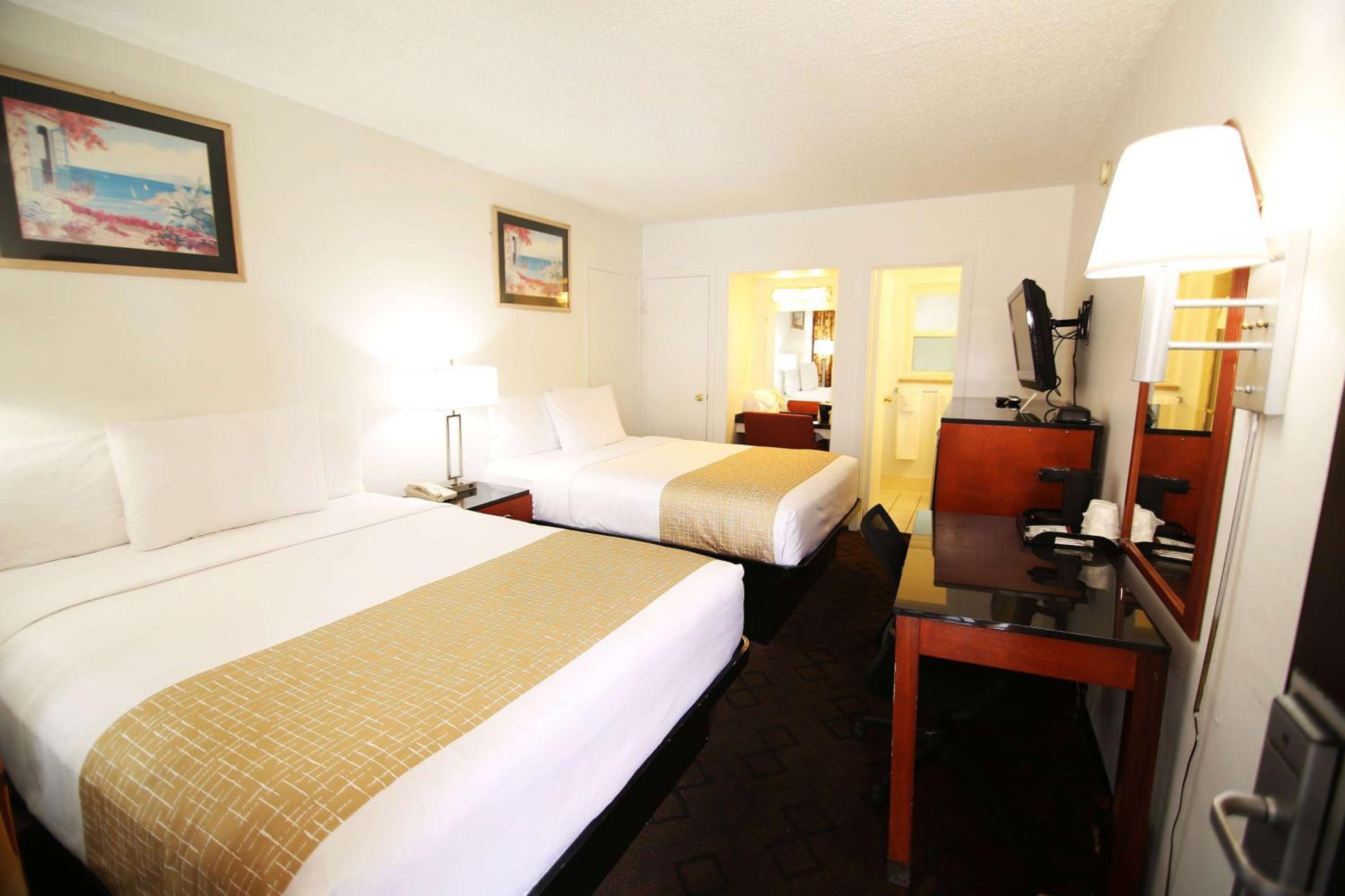 Queen Room with Two Queen Beds - Non-Smoking photo 2