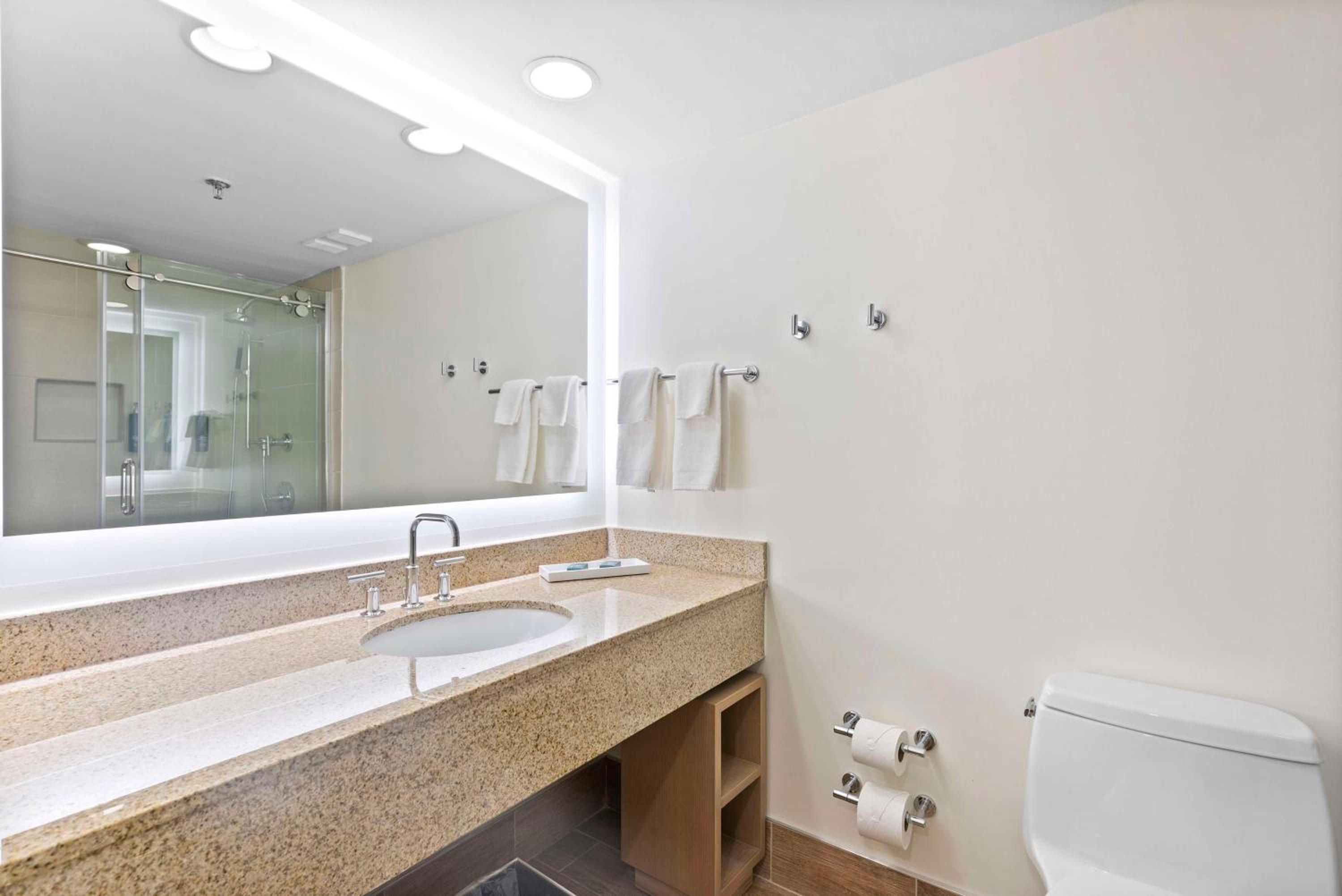 Deluxe King Junior Suite with Partial View - Photo 3