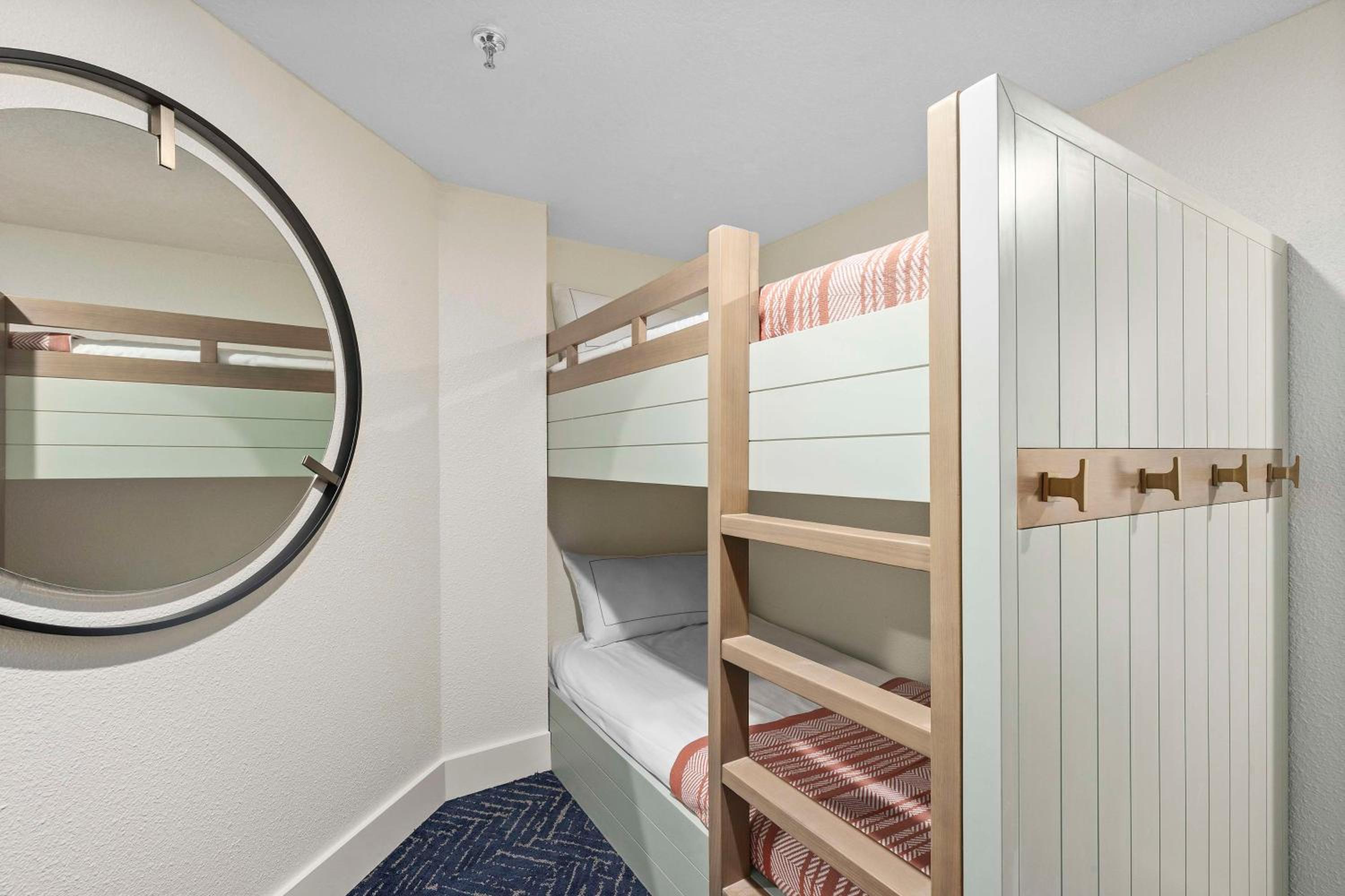 Deluxe King Junior Suite with Partial View - Photo 6