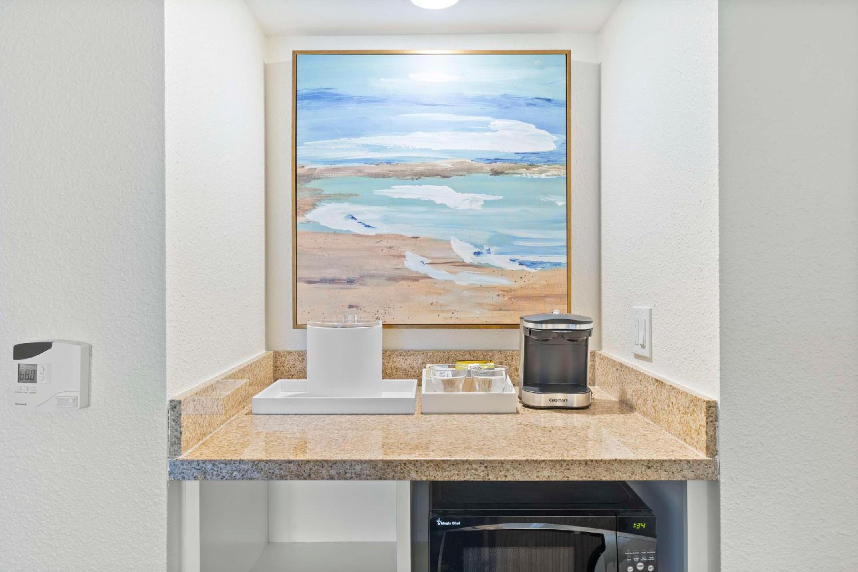 Deluxe King Junior Suite with Partial View - Photo 4