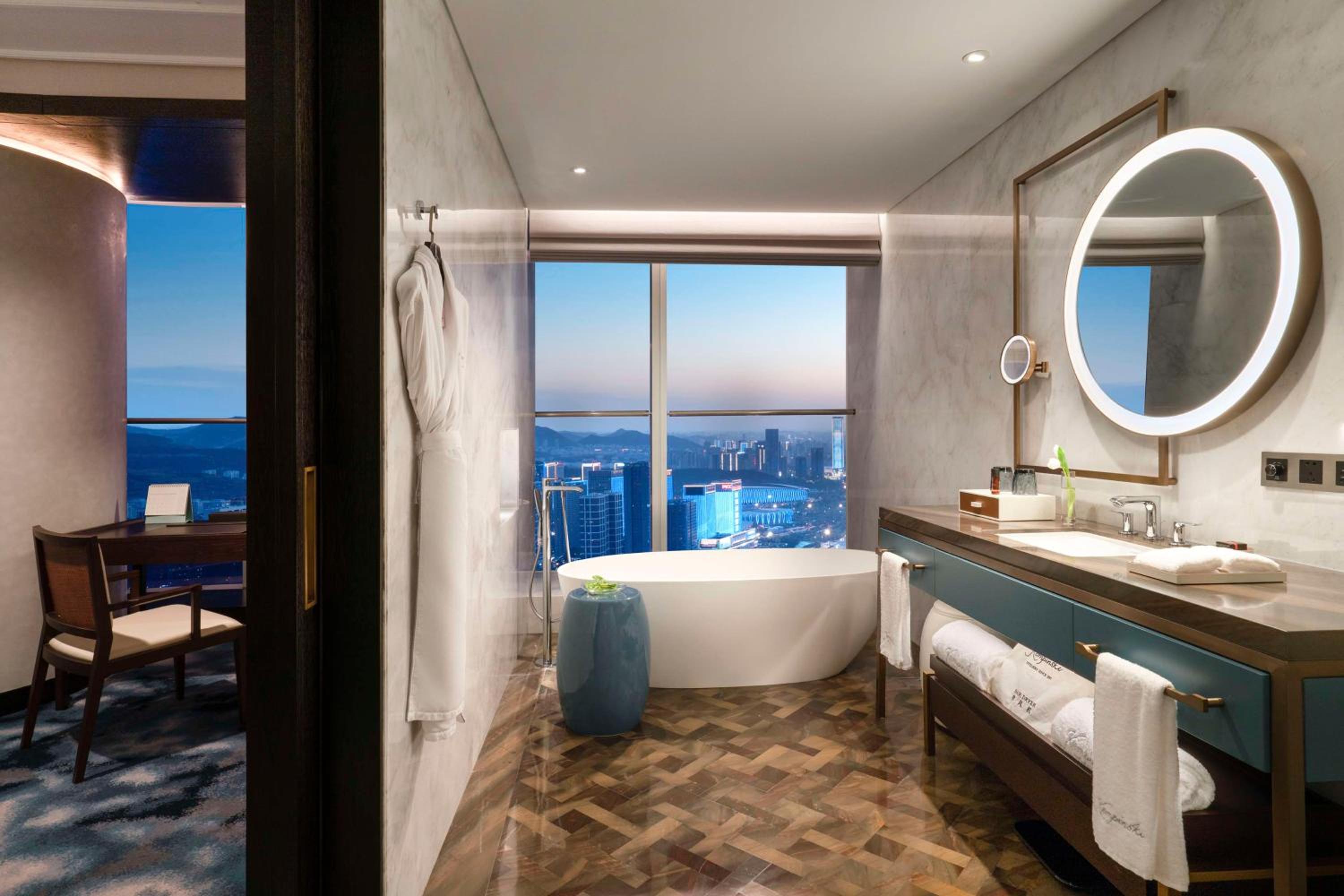 Deluxe Skyline City View King Room - Photo 2