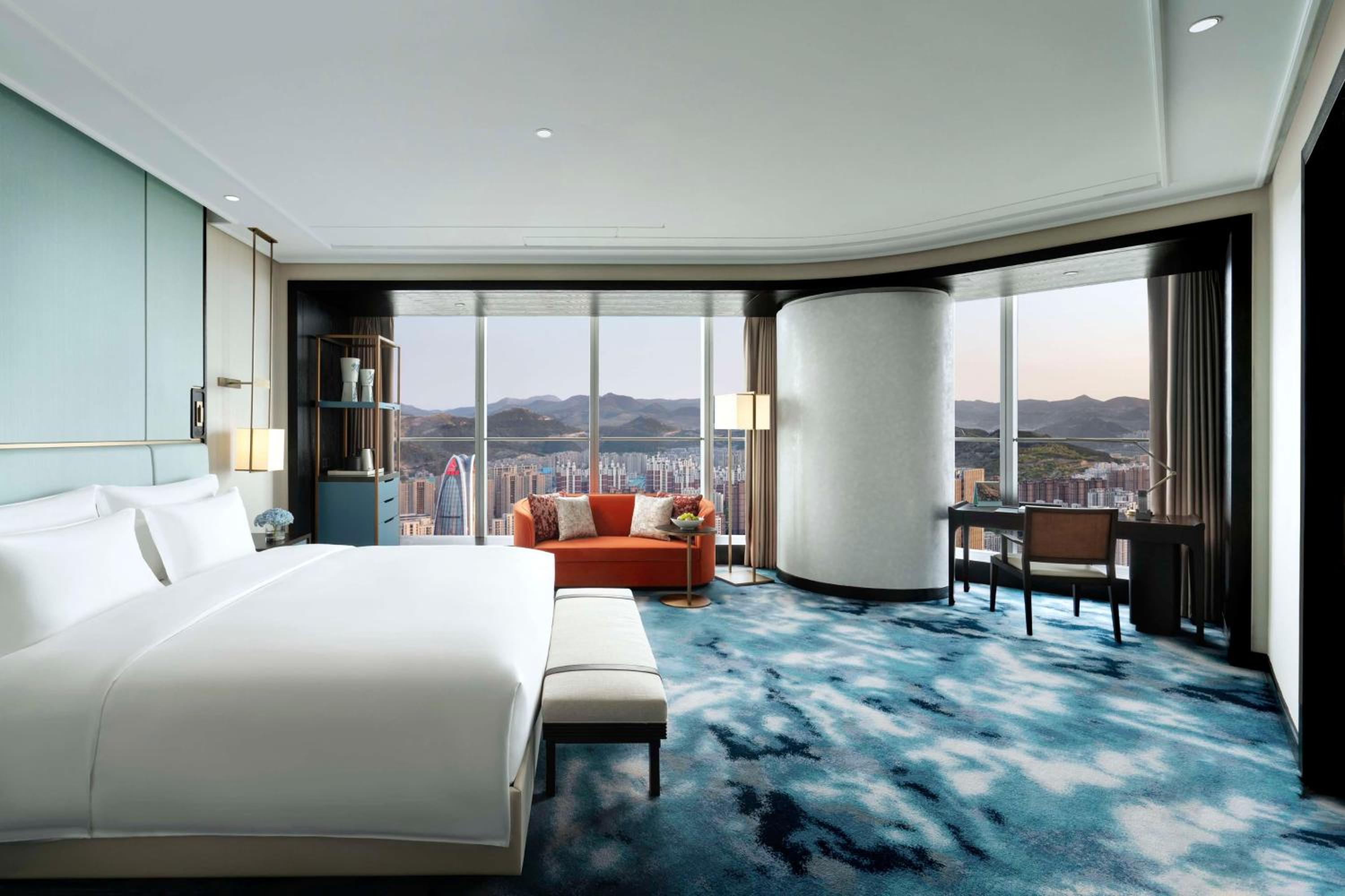 Deluxe Skyline City View King Room - Photo 3
