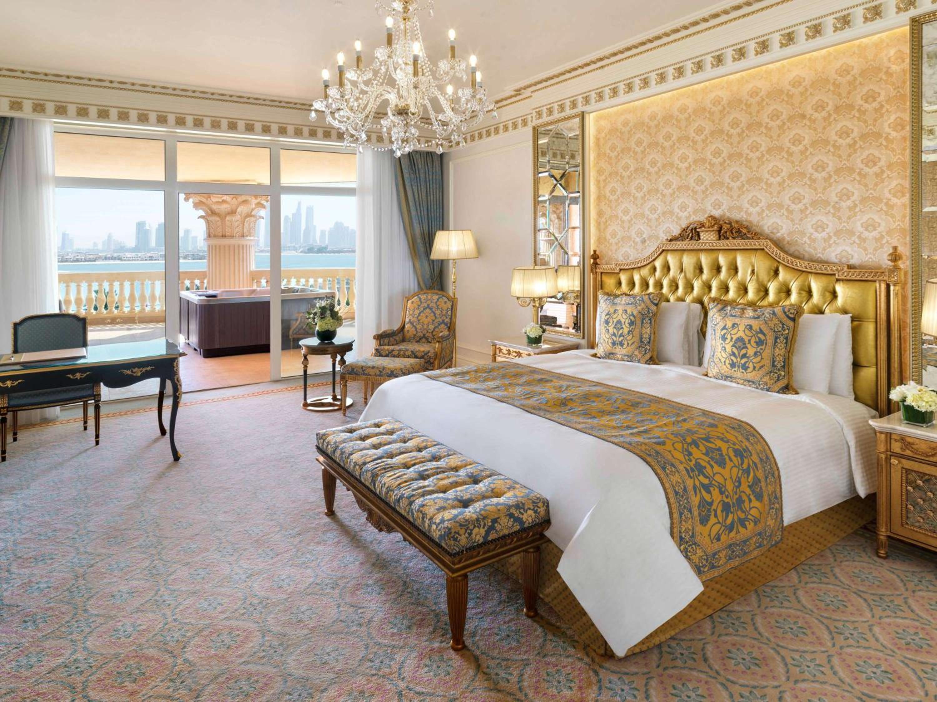 Raffles Presidential Suite With balcony and Lounge Access thumbnail 5