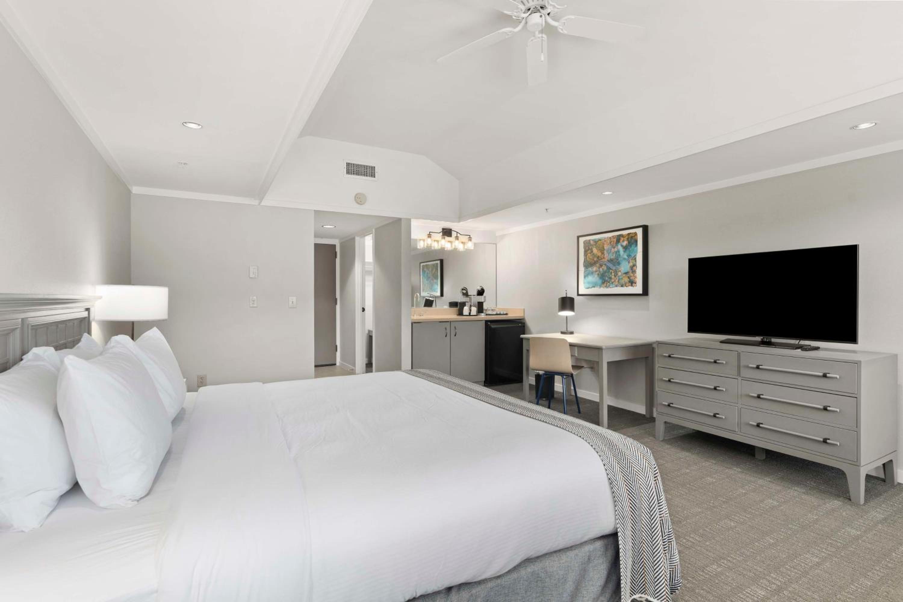 King Room with Balcony or Patio - Golf View - Photo 3