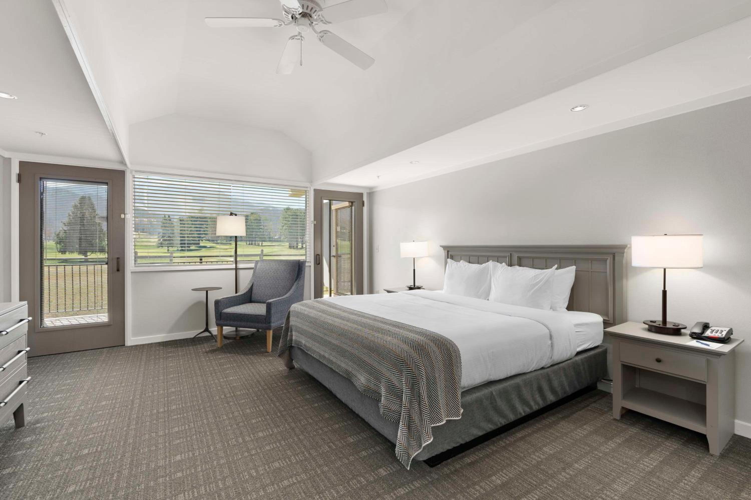 King Room with Balcony or Patio - Golf View - Photo 8