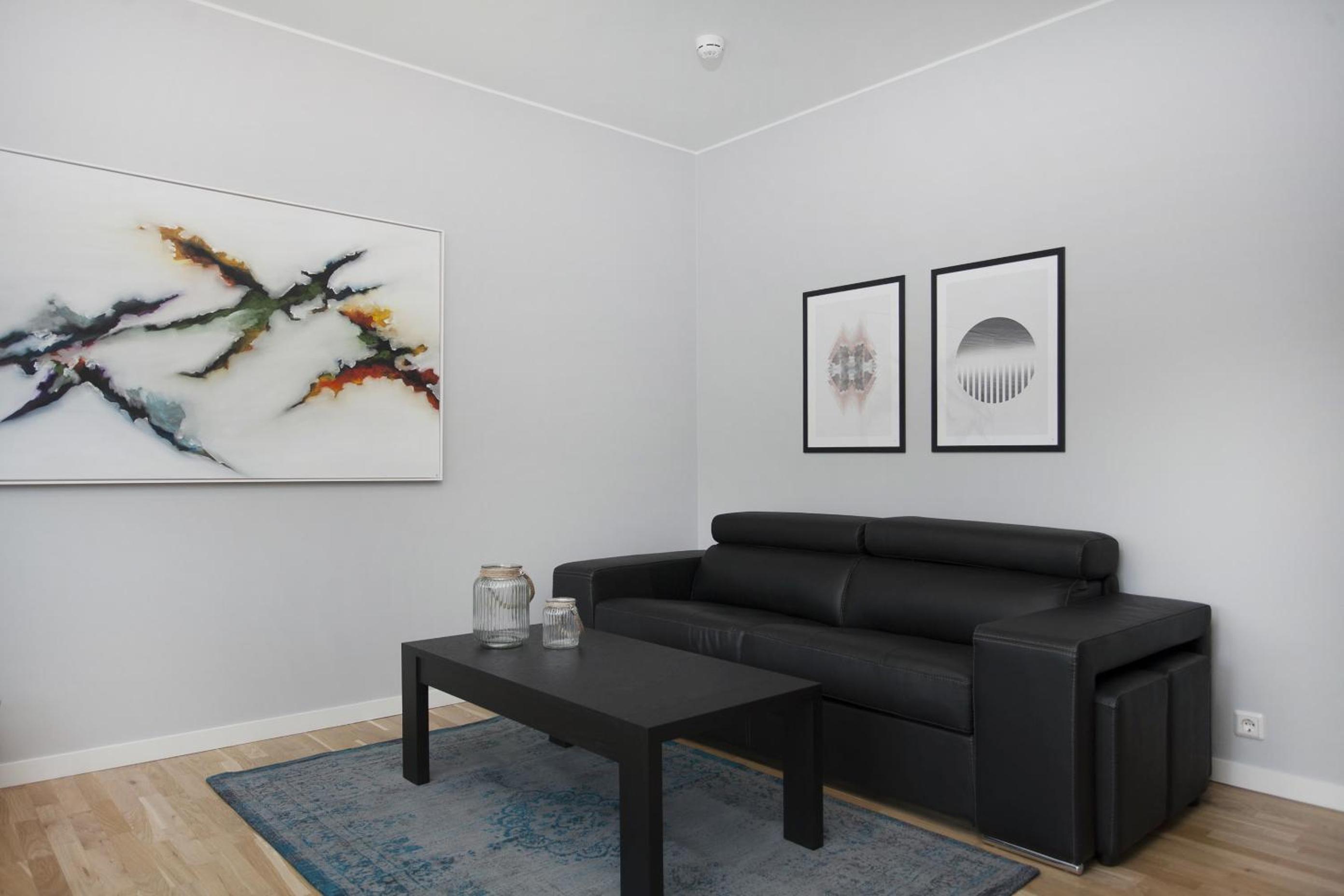 Two-Bedroom Apartment with Balcony - Photo 4