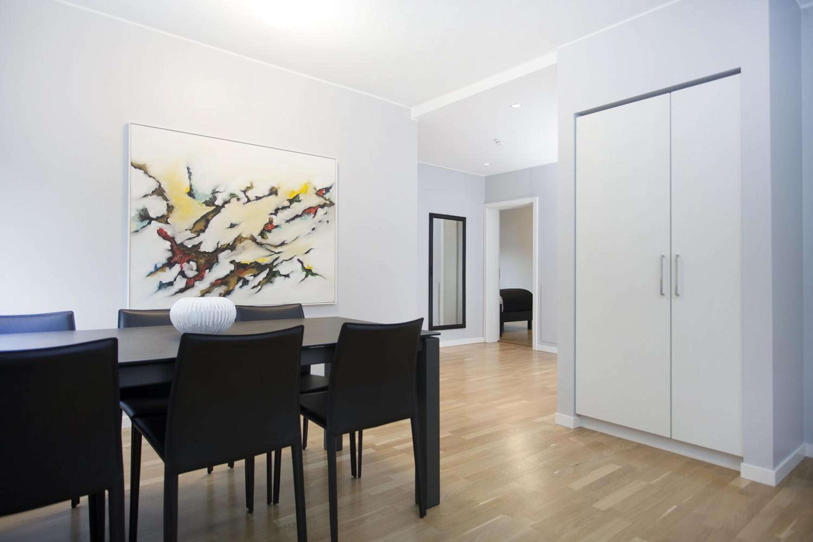 Two-Bedroom Apartment with Balcony - Photo 2
