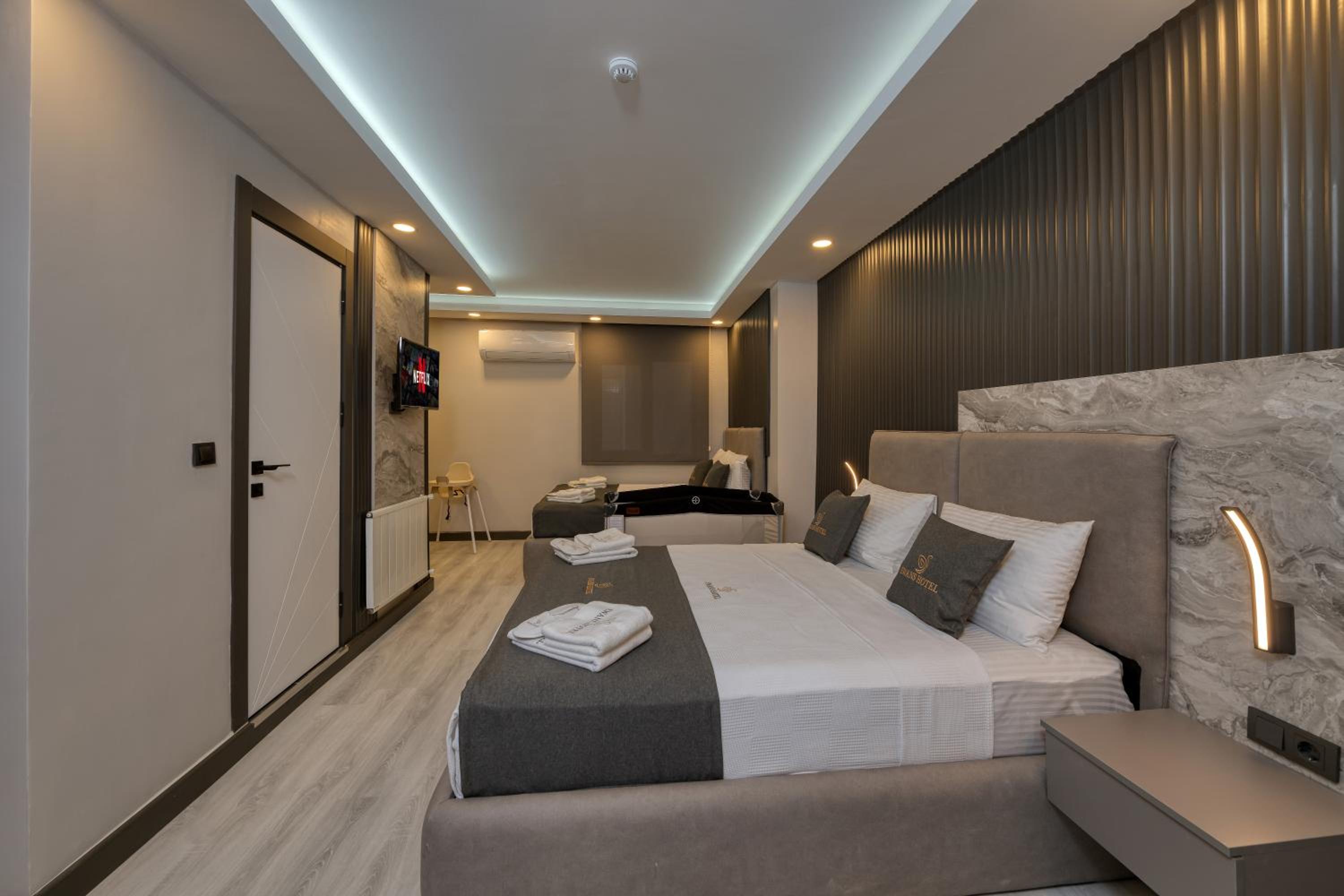 Family Room photo 3