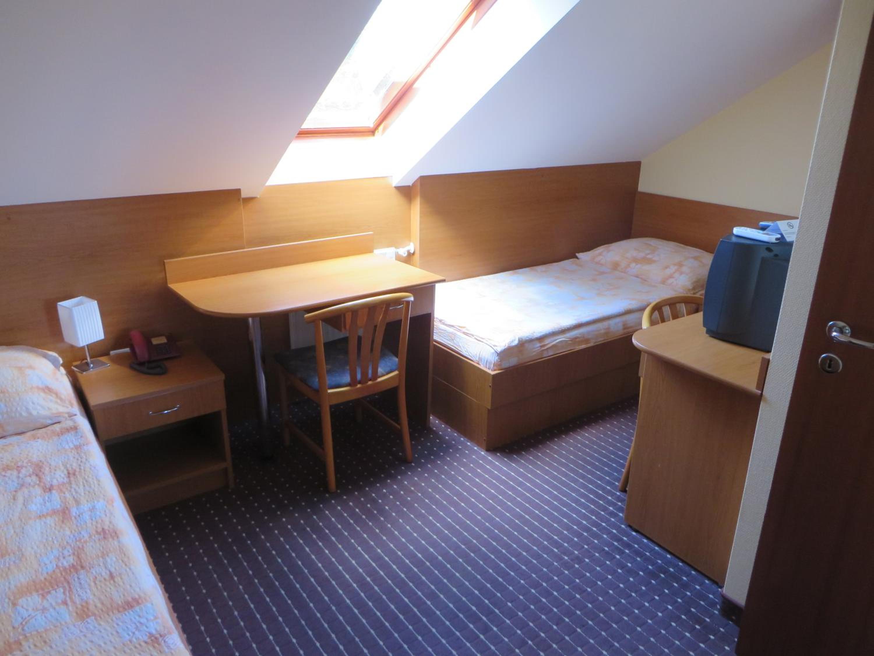 Economy Twin Room photo 3