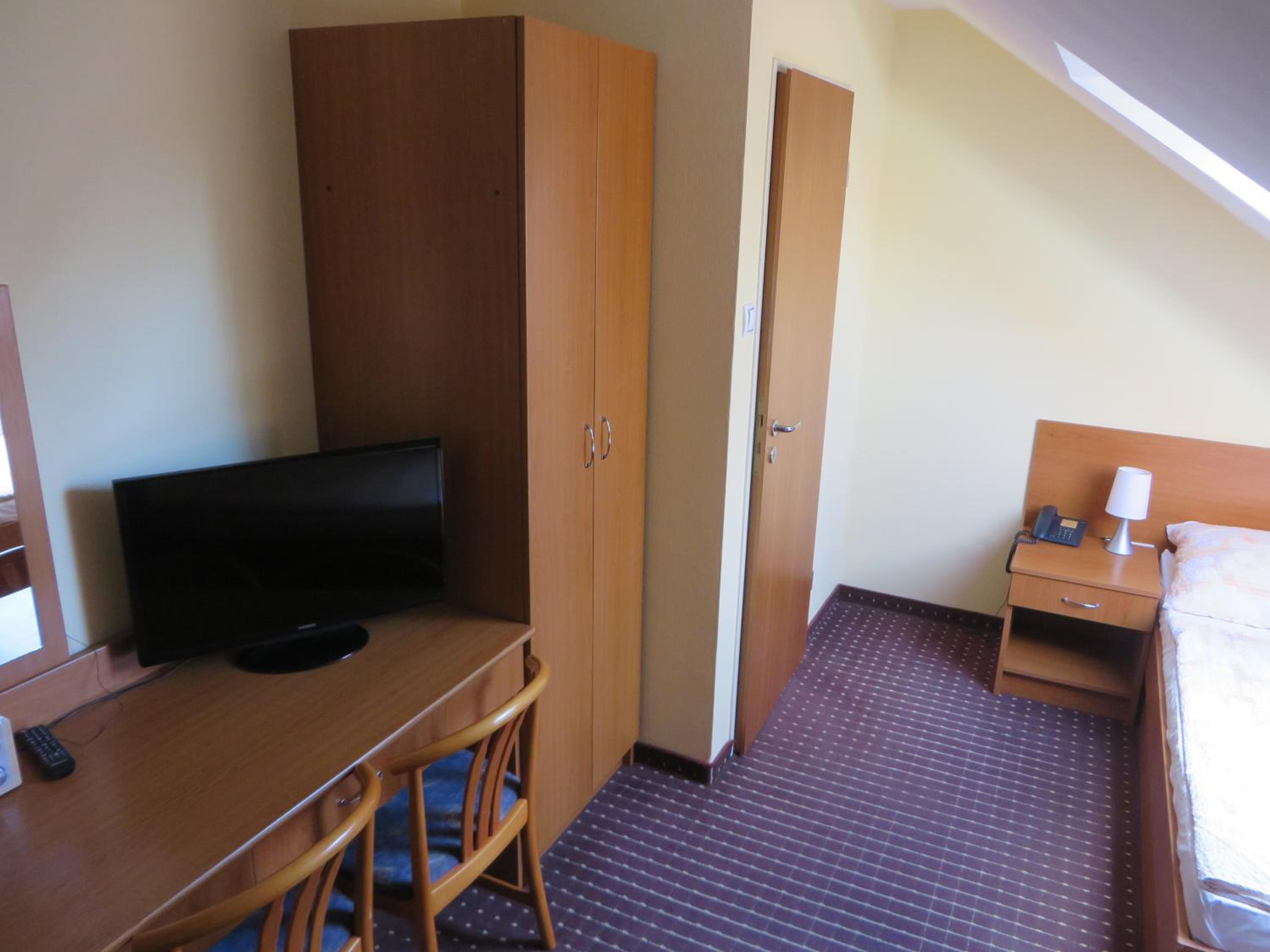 Economy Twin Room photo 2