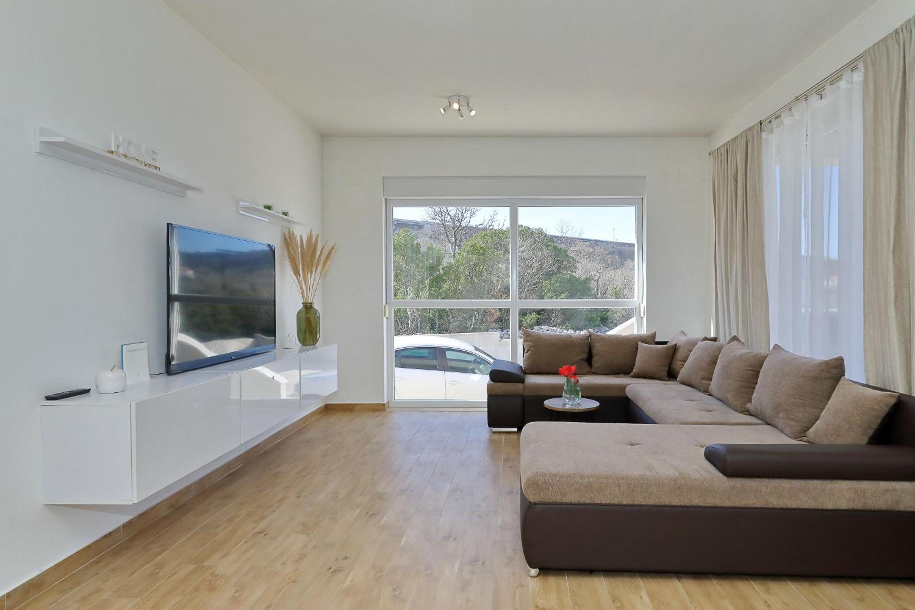 Apartment with Mountain View