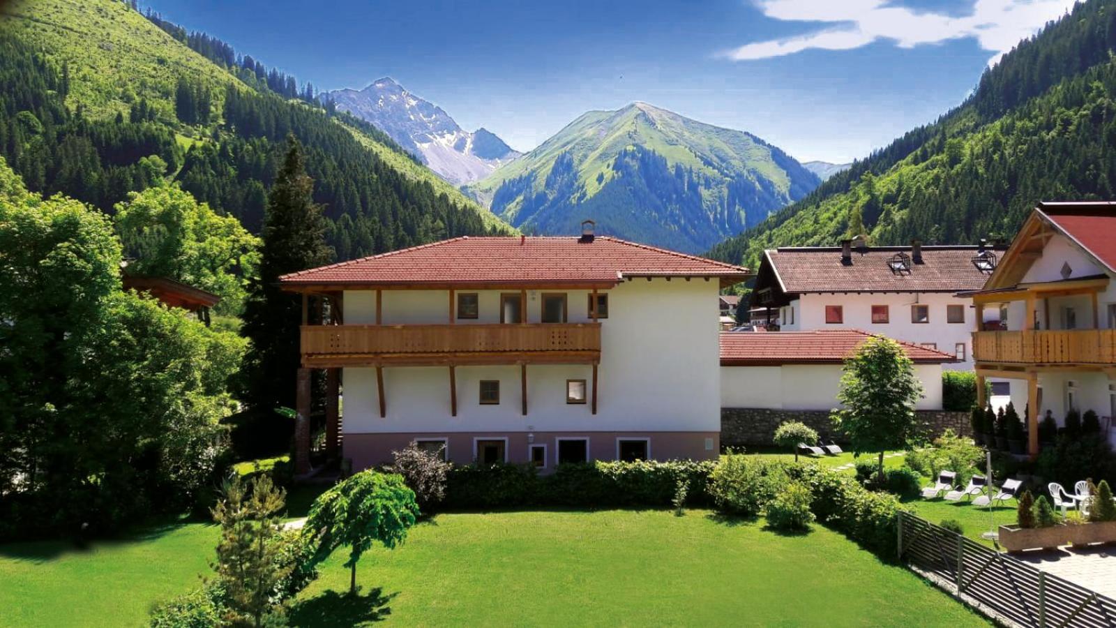 Five-Bedroom Apartment with Balcony photo 2