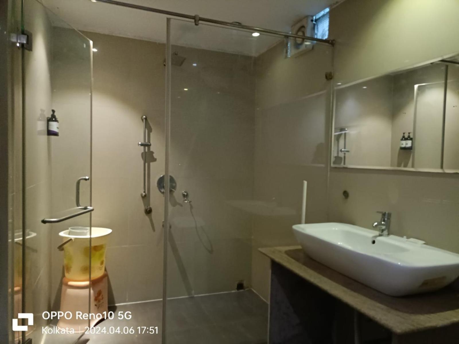 Deluxe Double Room - Photo 16