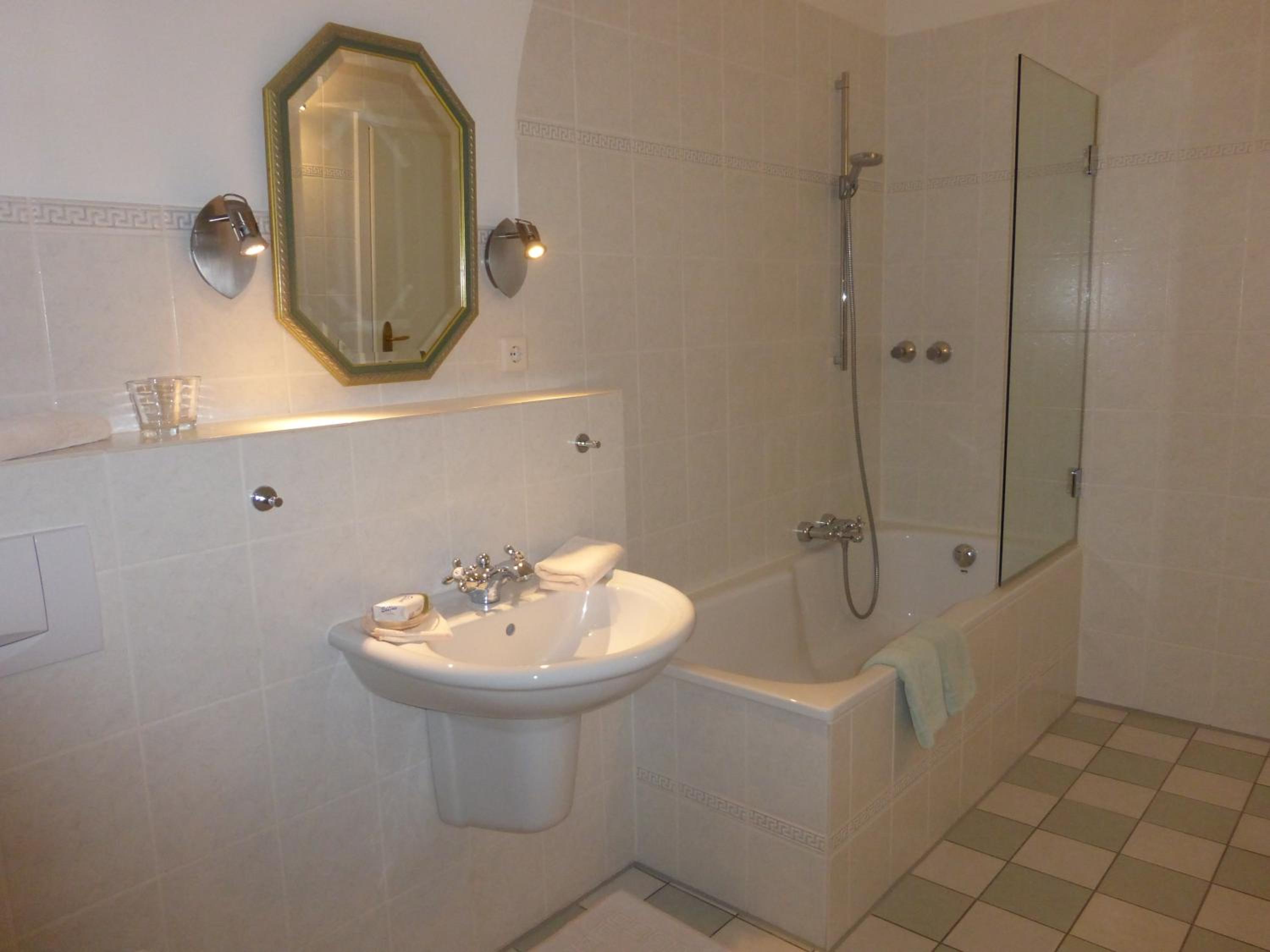 Deluxe Double Room with Bath photo 3