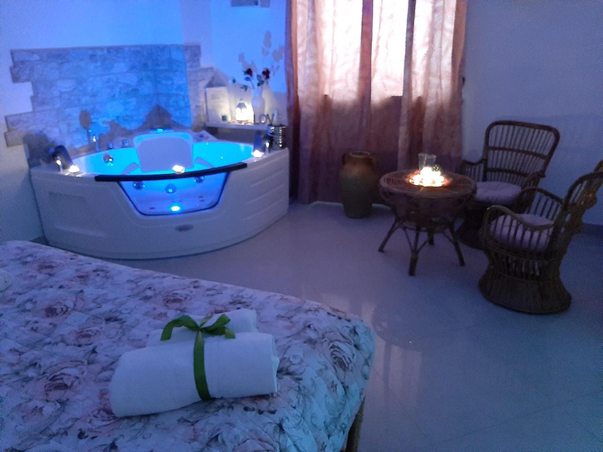 Suite with Hot Tub photo 3