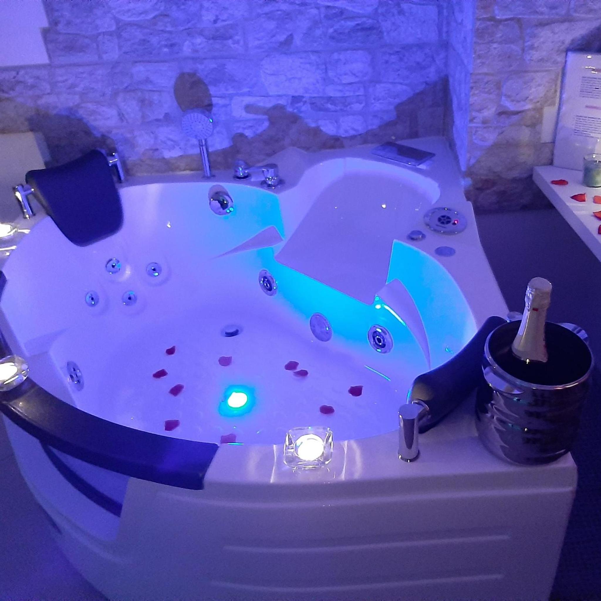 Suite with Hot Tub photo 2