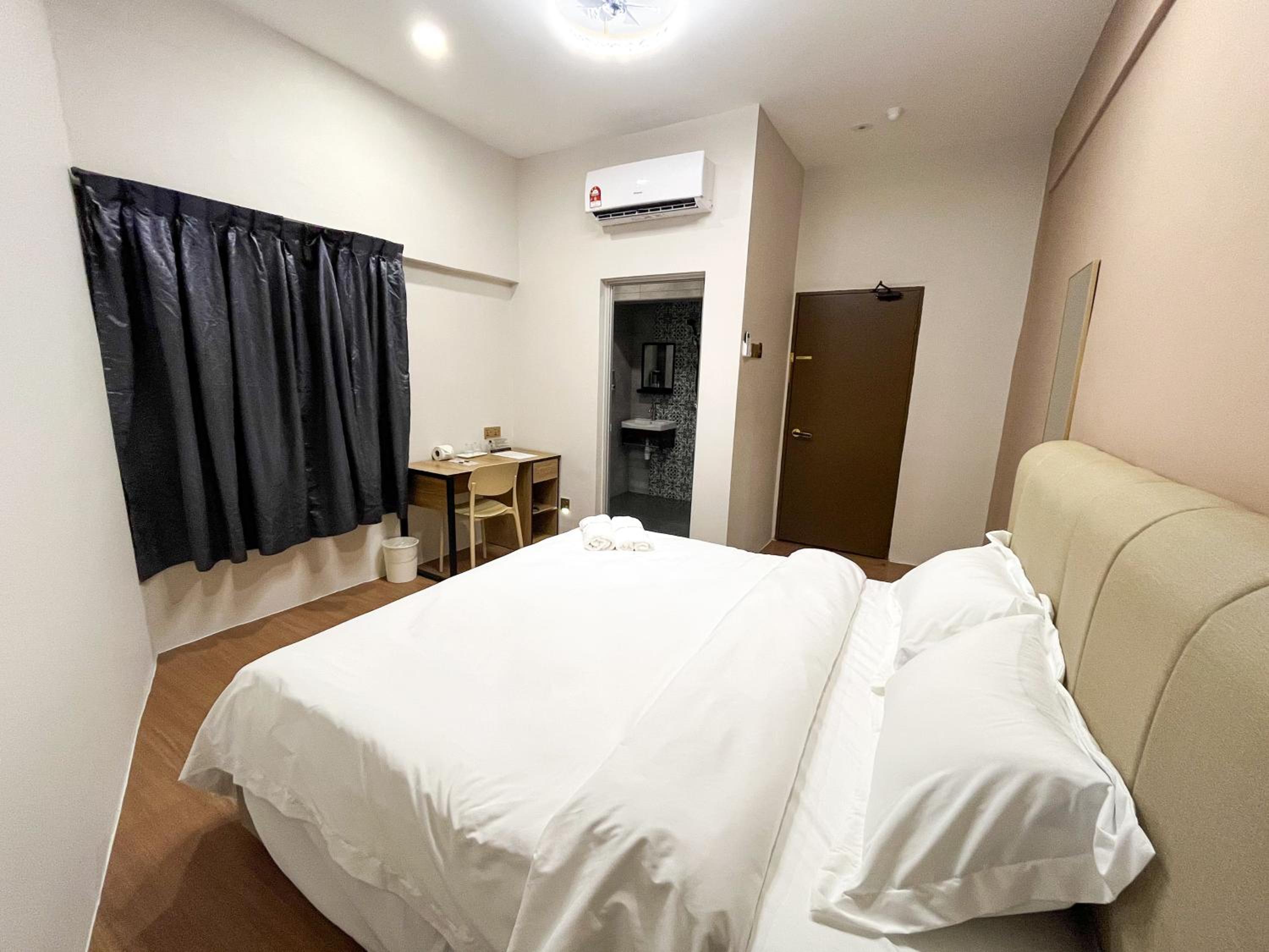 Double Room with Window - Photo 1