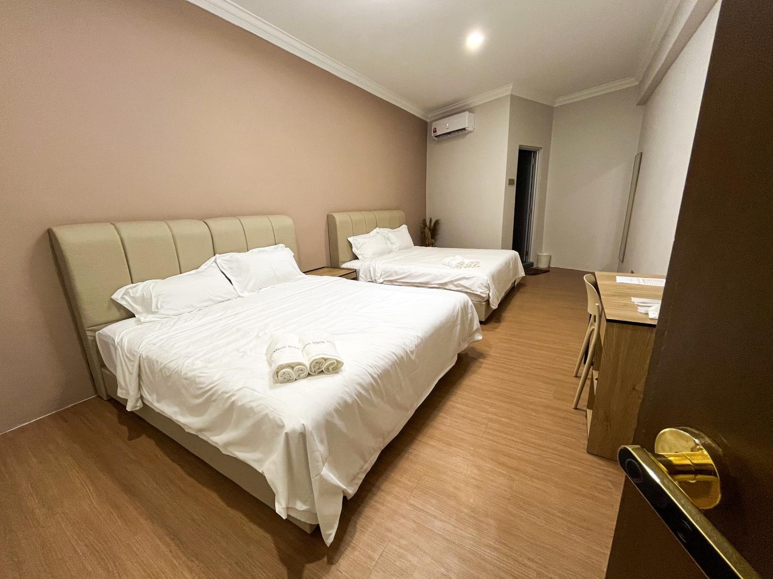 Quadruple Room without Window - Photo 1
