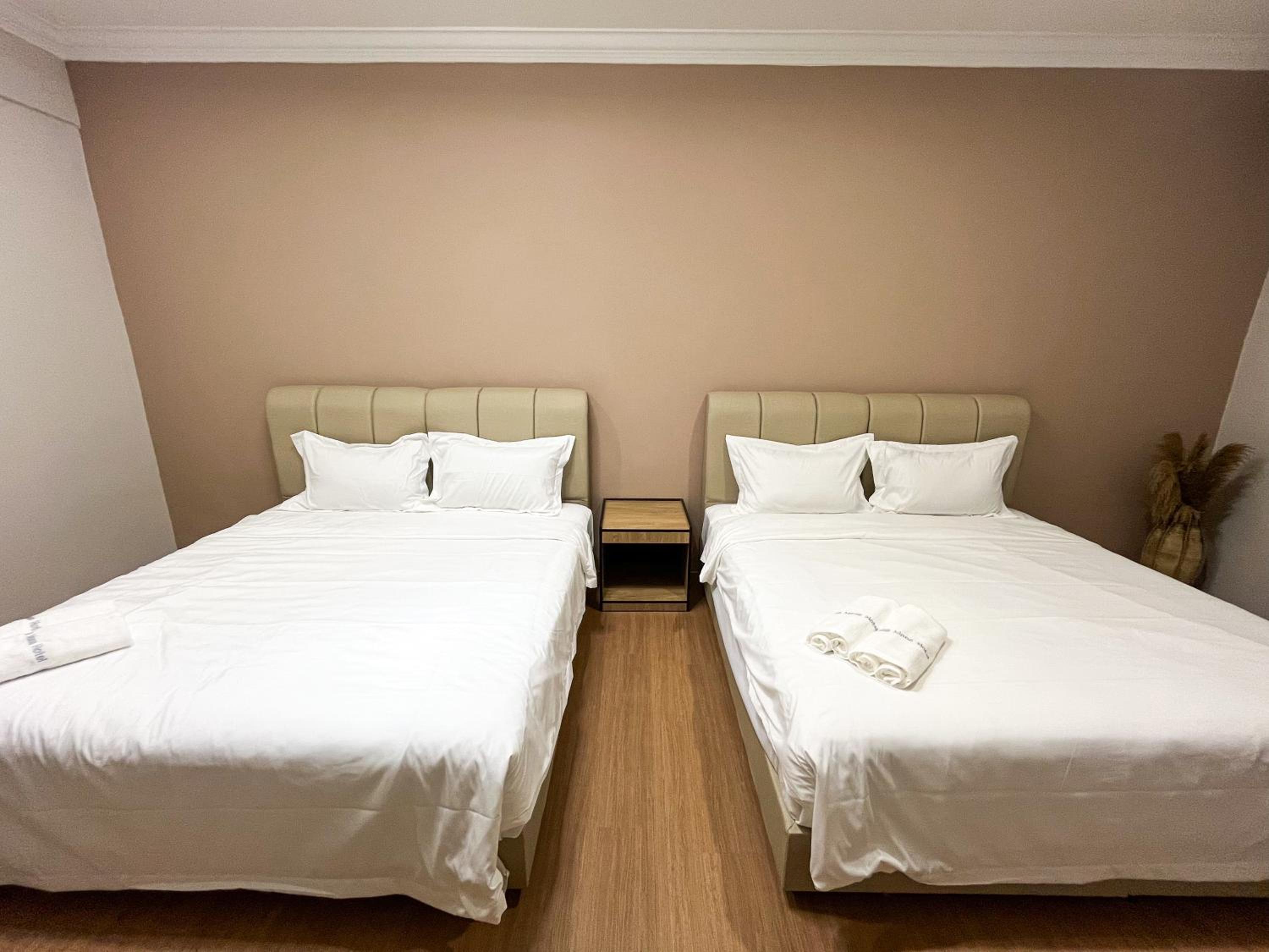 Quadruple Room without Window - Photo 2