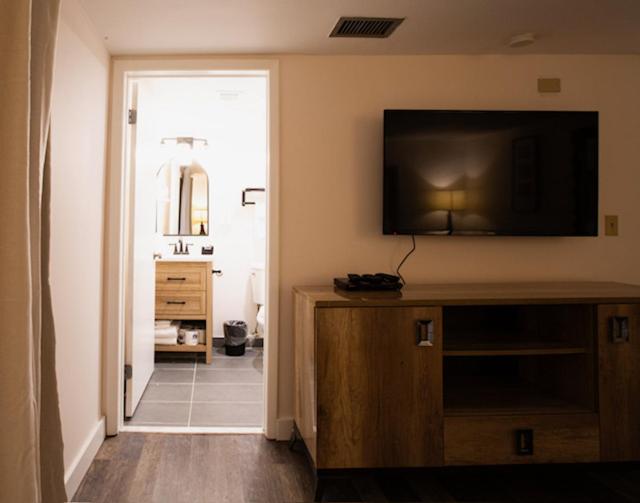 Executive Suite - Photo 8