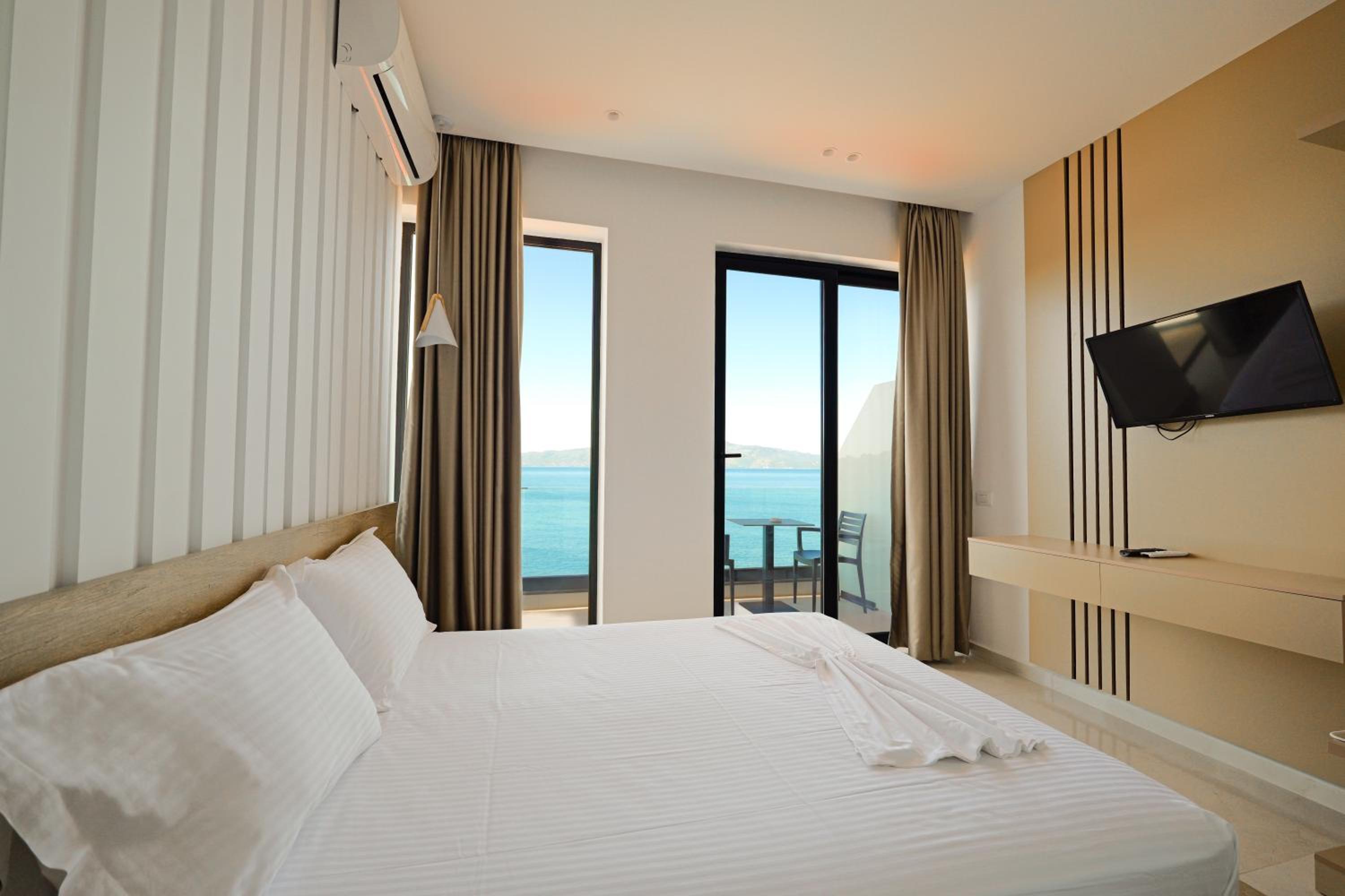Deluxe Double Room with Balcony and Sea View