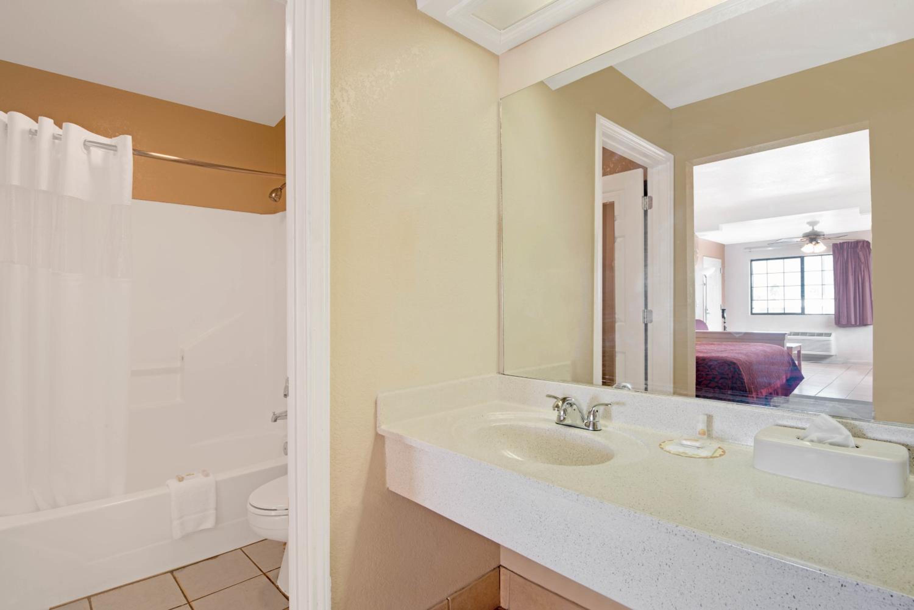 King Studio Suite - Non-Smoking - Photo 3