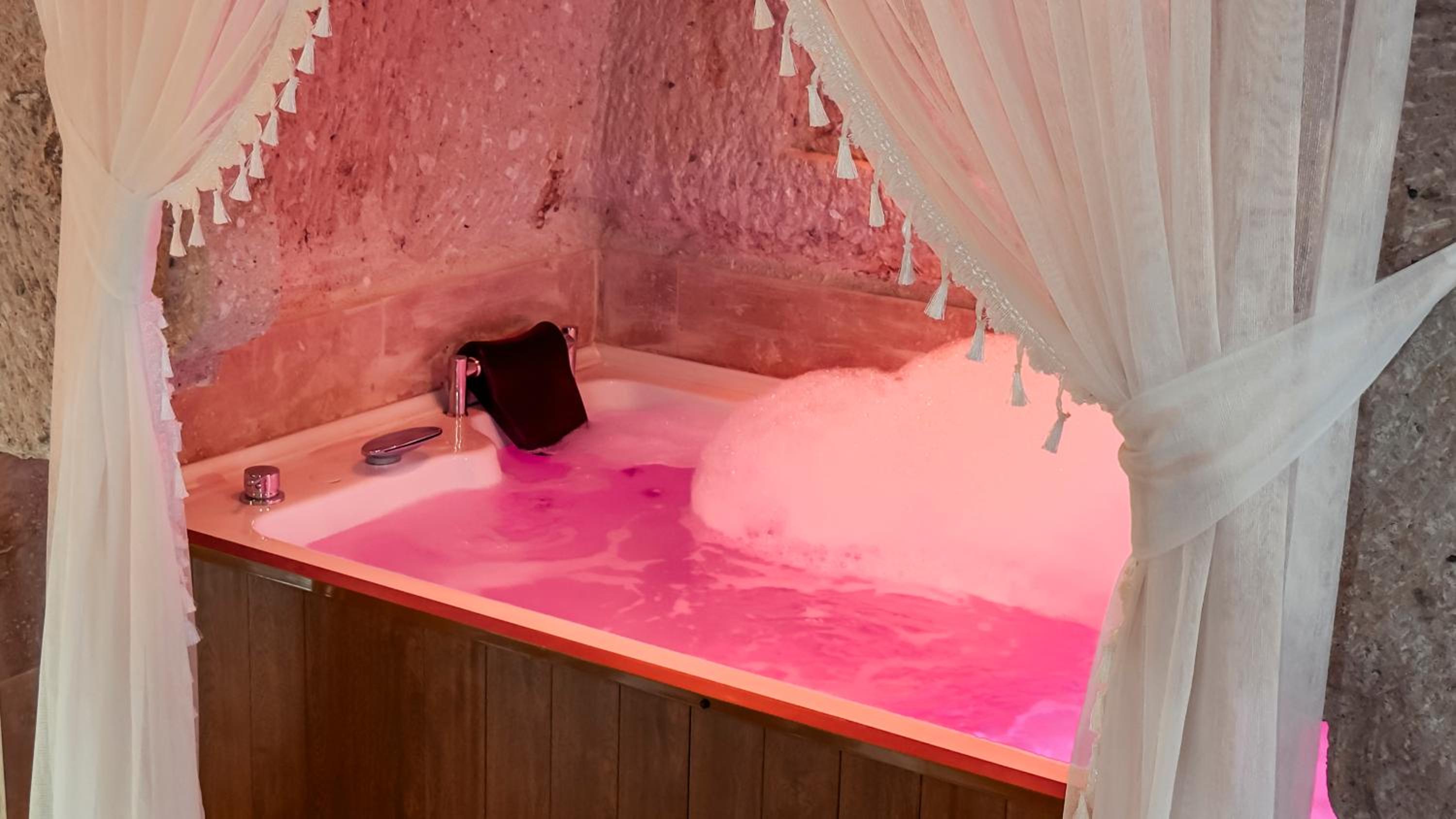Suite with Private Pool - Photo 6