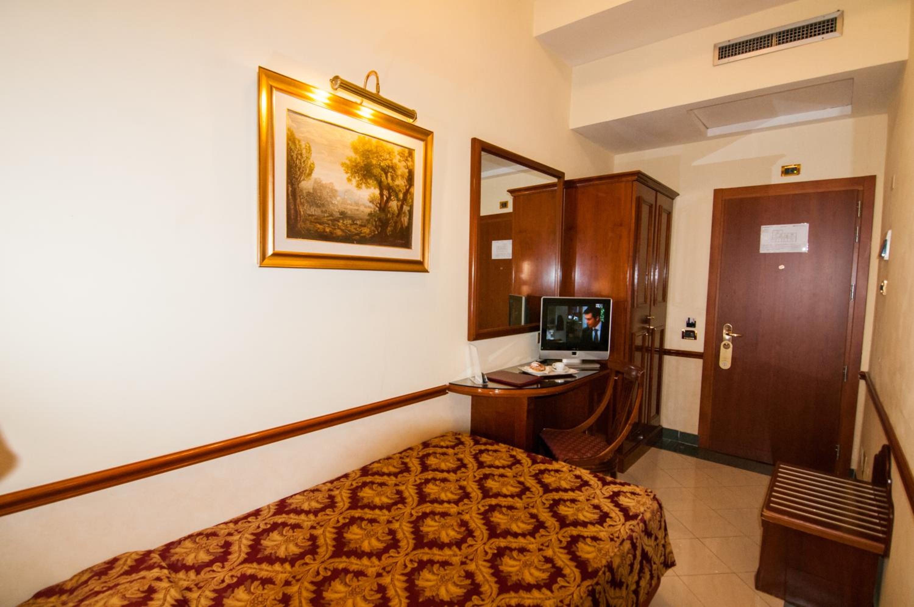 Single Room photo 2