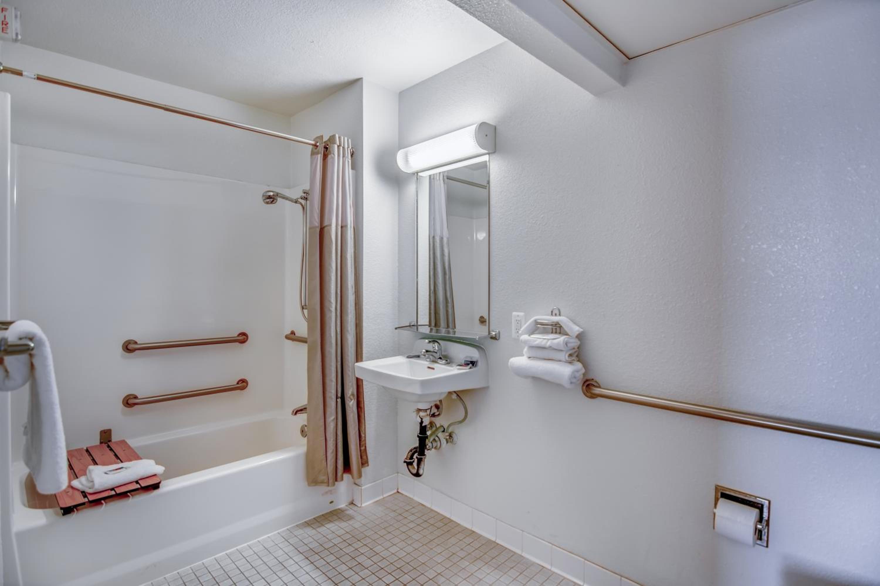Queen Room with Bathtub with Grab Bars - Mobility/Hearing Accessible - Non-Smoking photo 2