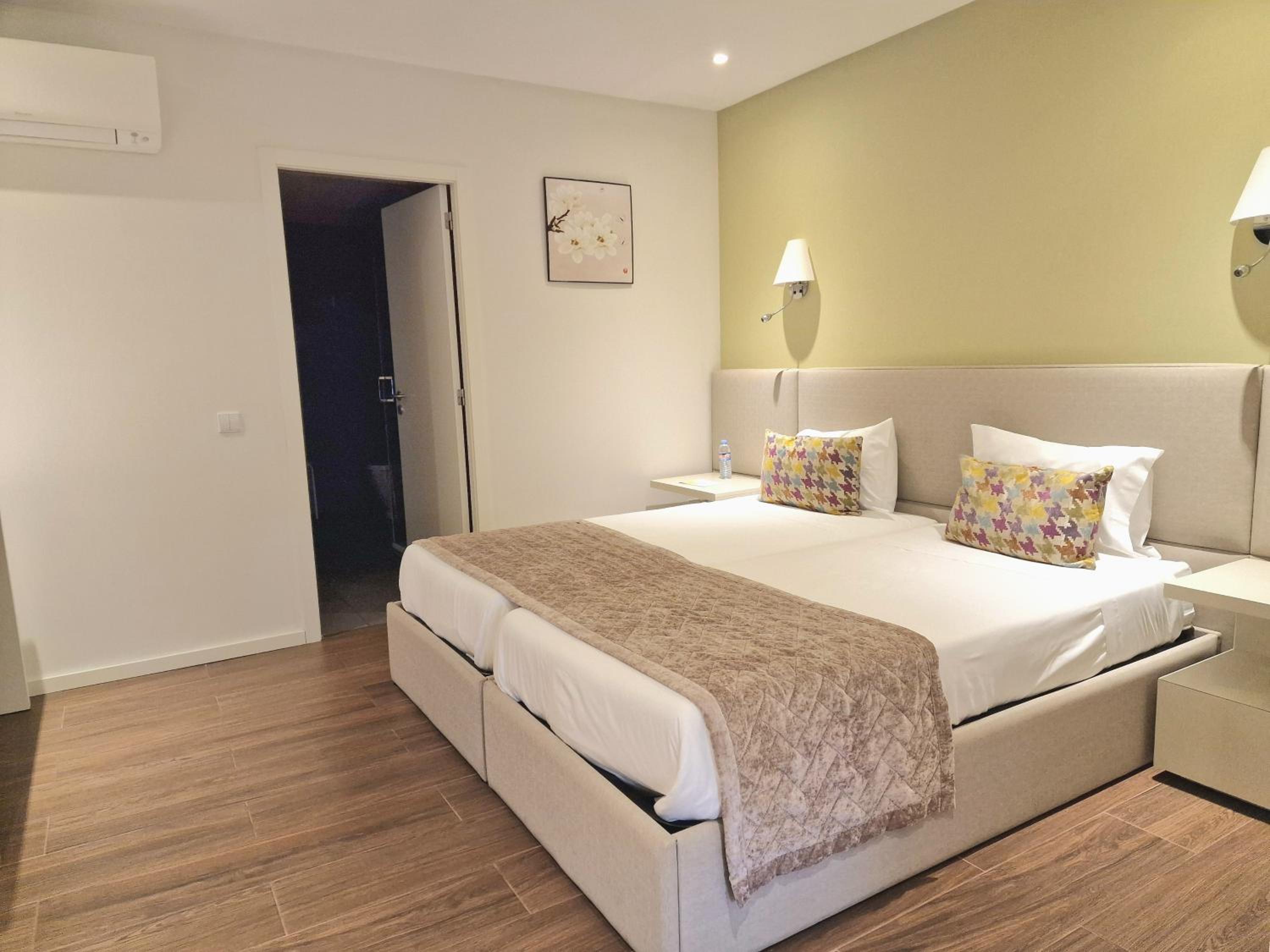 Standard Twin Room - Photo 10